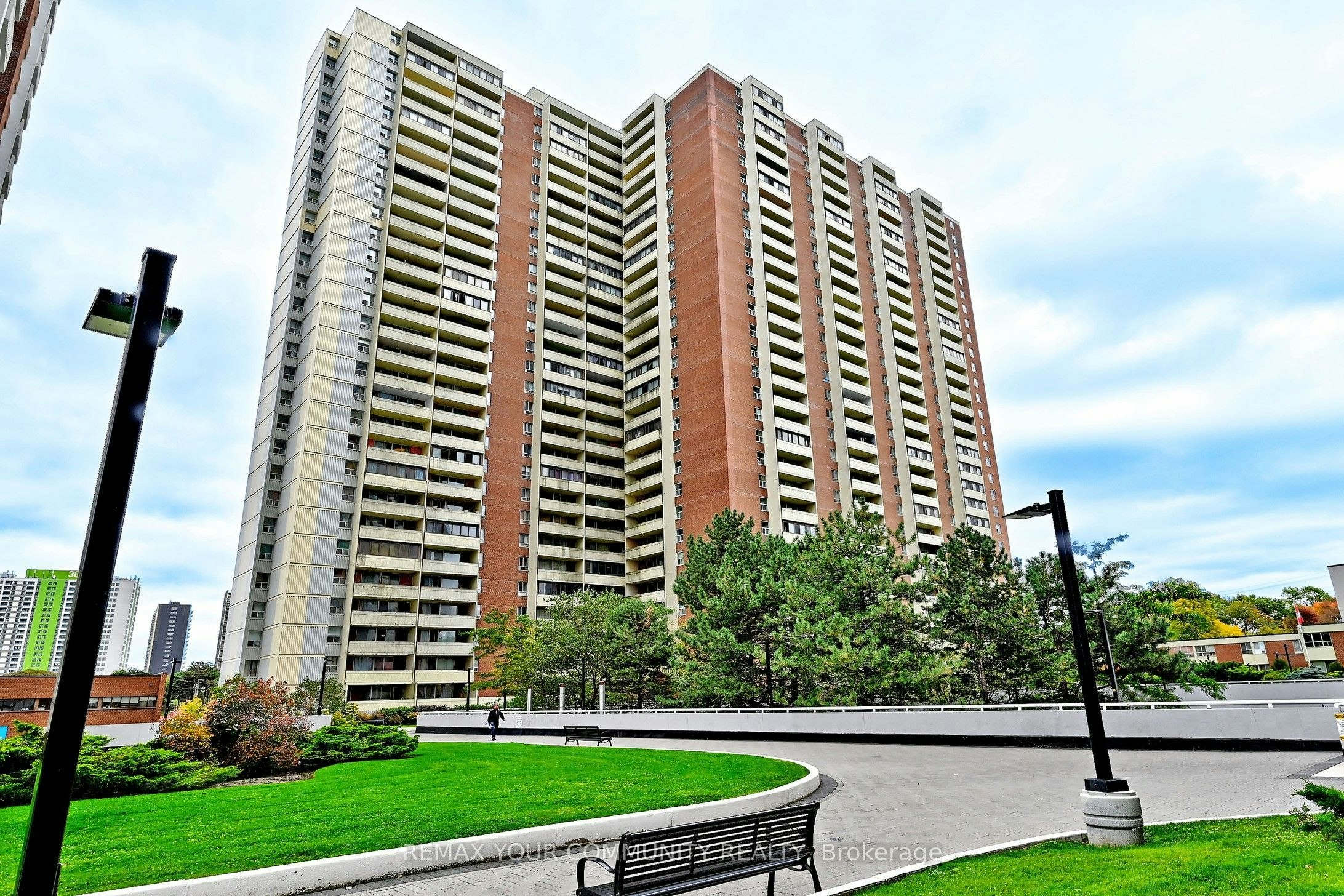 2602-5 Massey Square, Toronto, ON, M4C 5L6