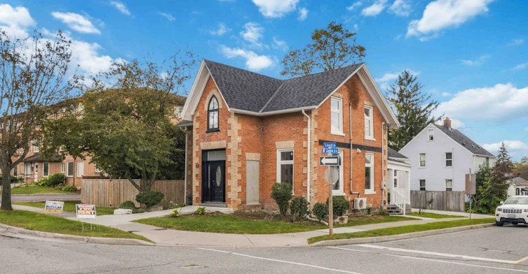 Upper-168 Centre Street S, Oshawa, ON, L1H 4A6