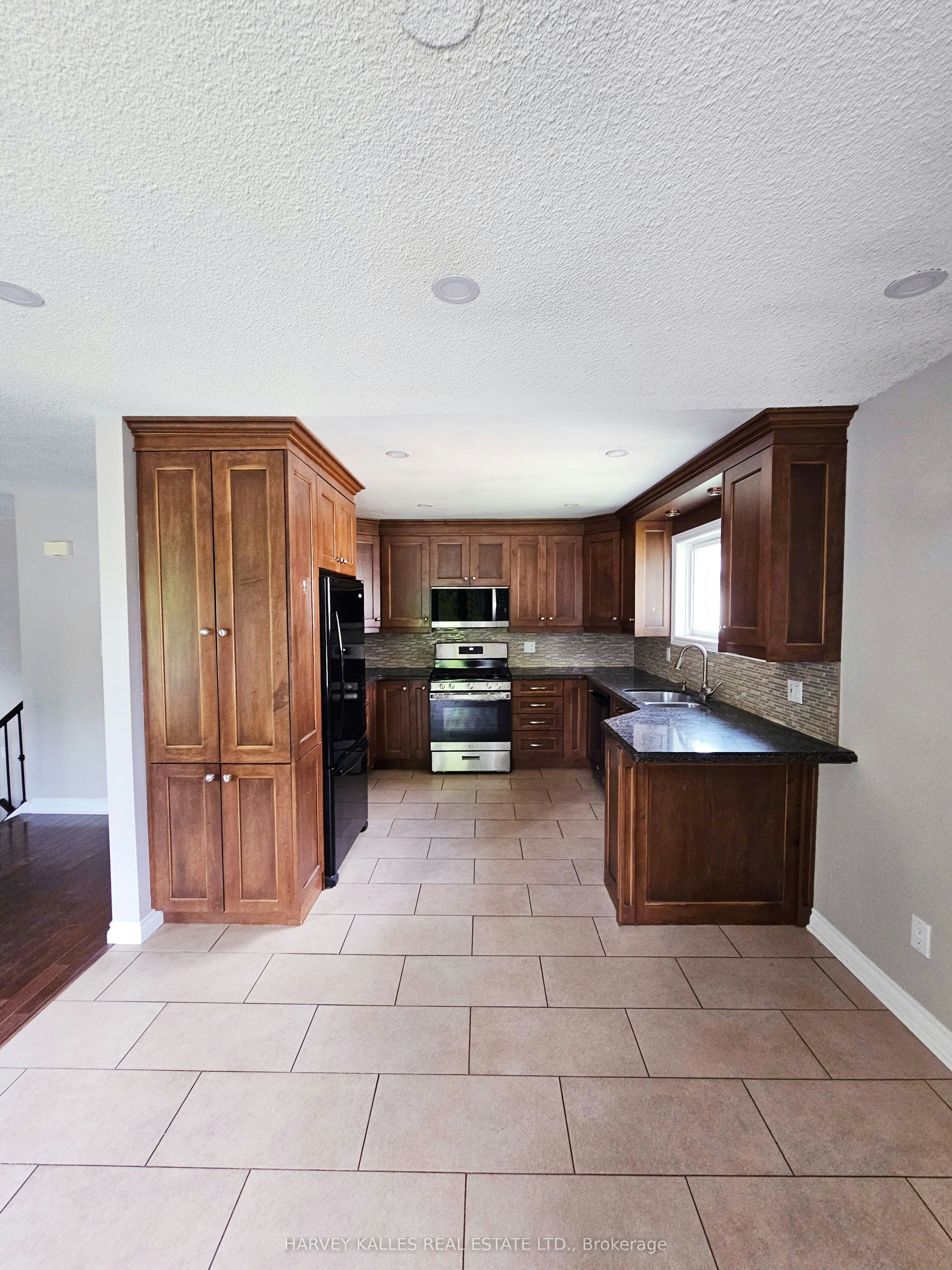 8 Pilkington Crescent, Whitby, ON, L1N 6E9 - 4