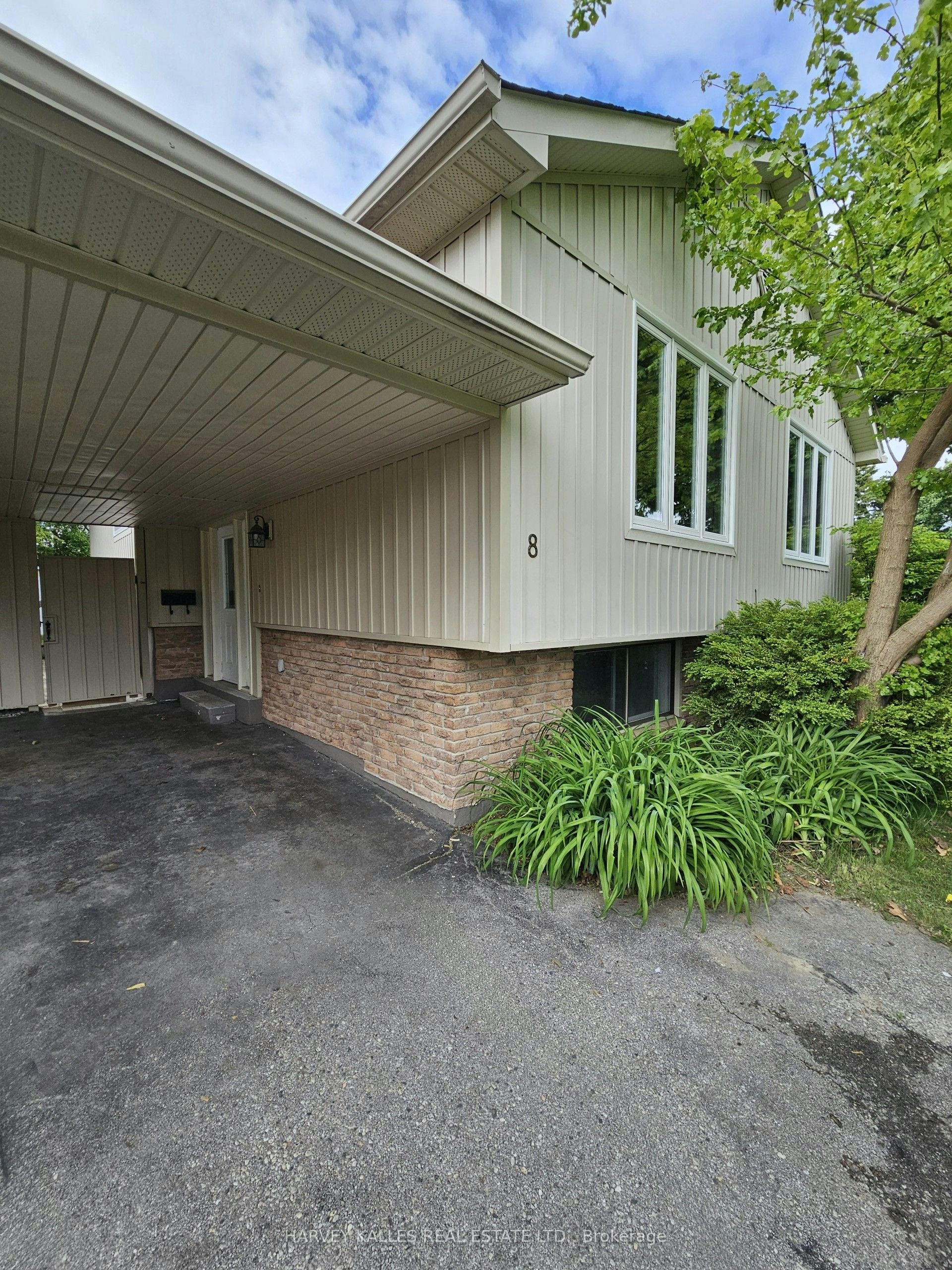 8 Pilkington Crescent, Whitby, ON, L1N 6E9 - 2