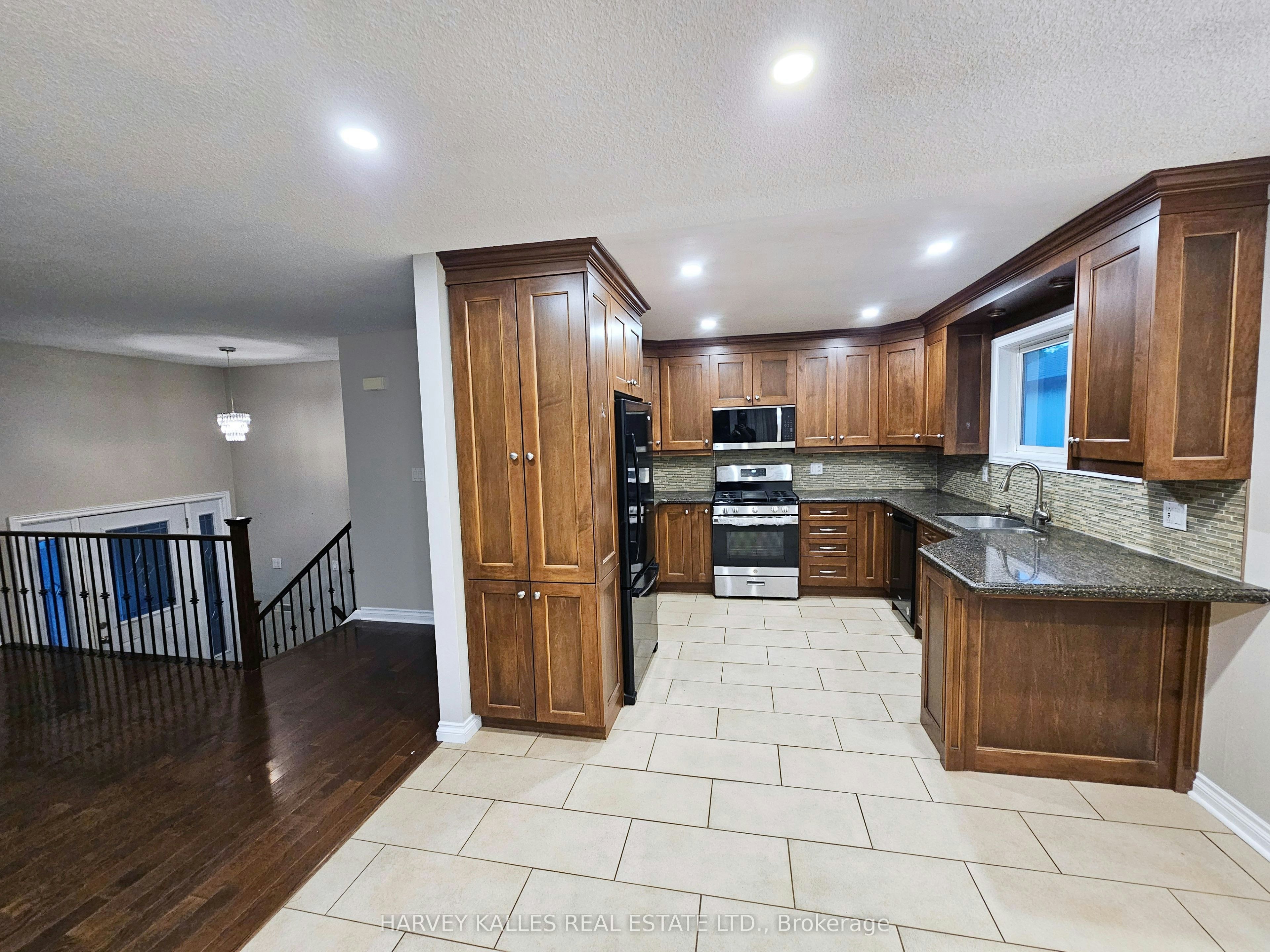 8 Pilkington Crescent, Whitby, ON, L1N 6E9 - 3