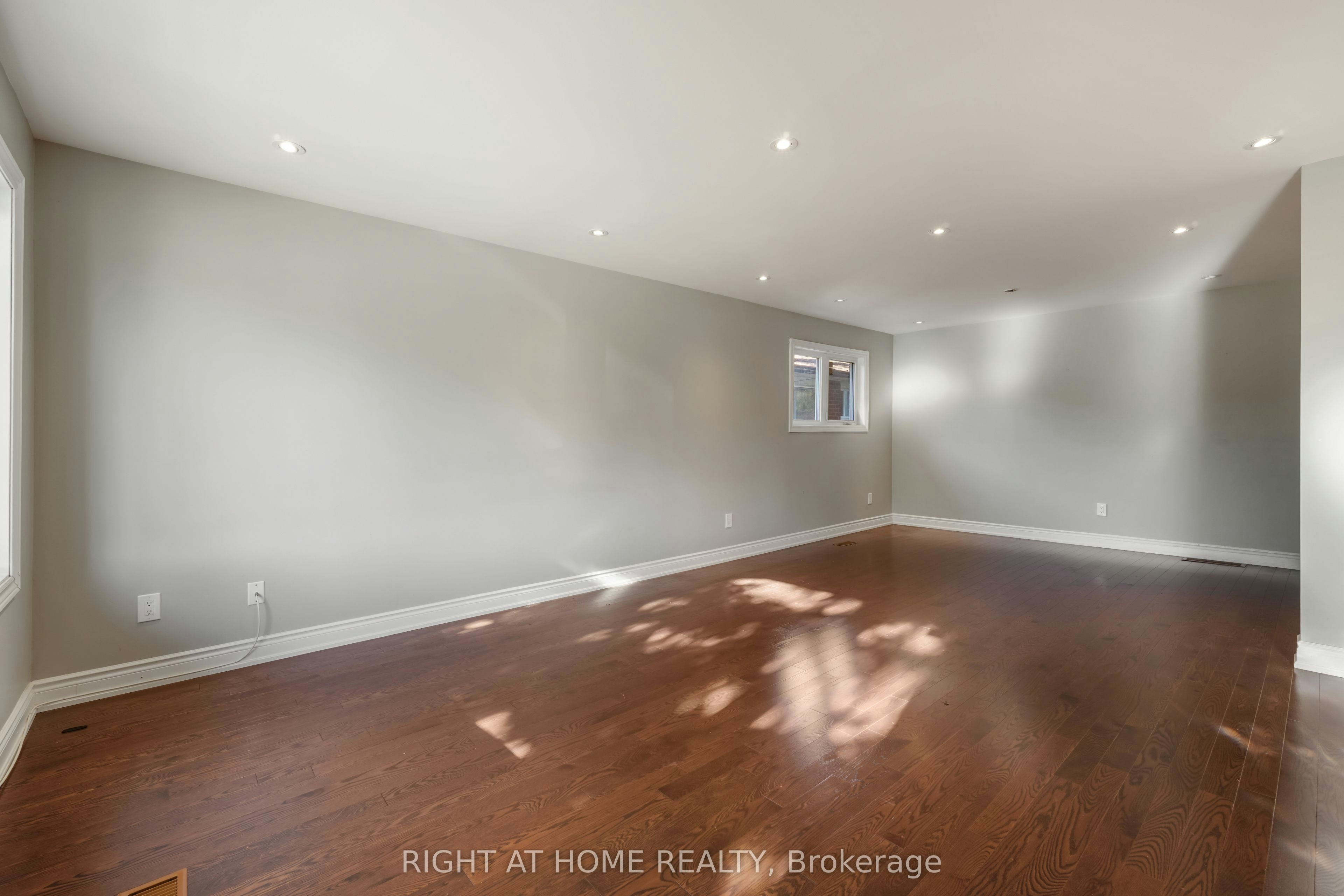 21 Cleethorpes Boulevard, Toronto, ON, M1S 2S7 - 4