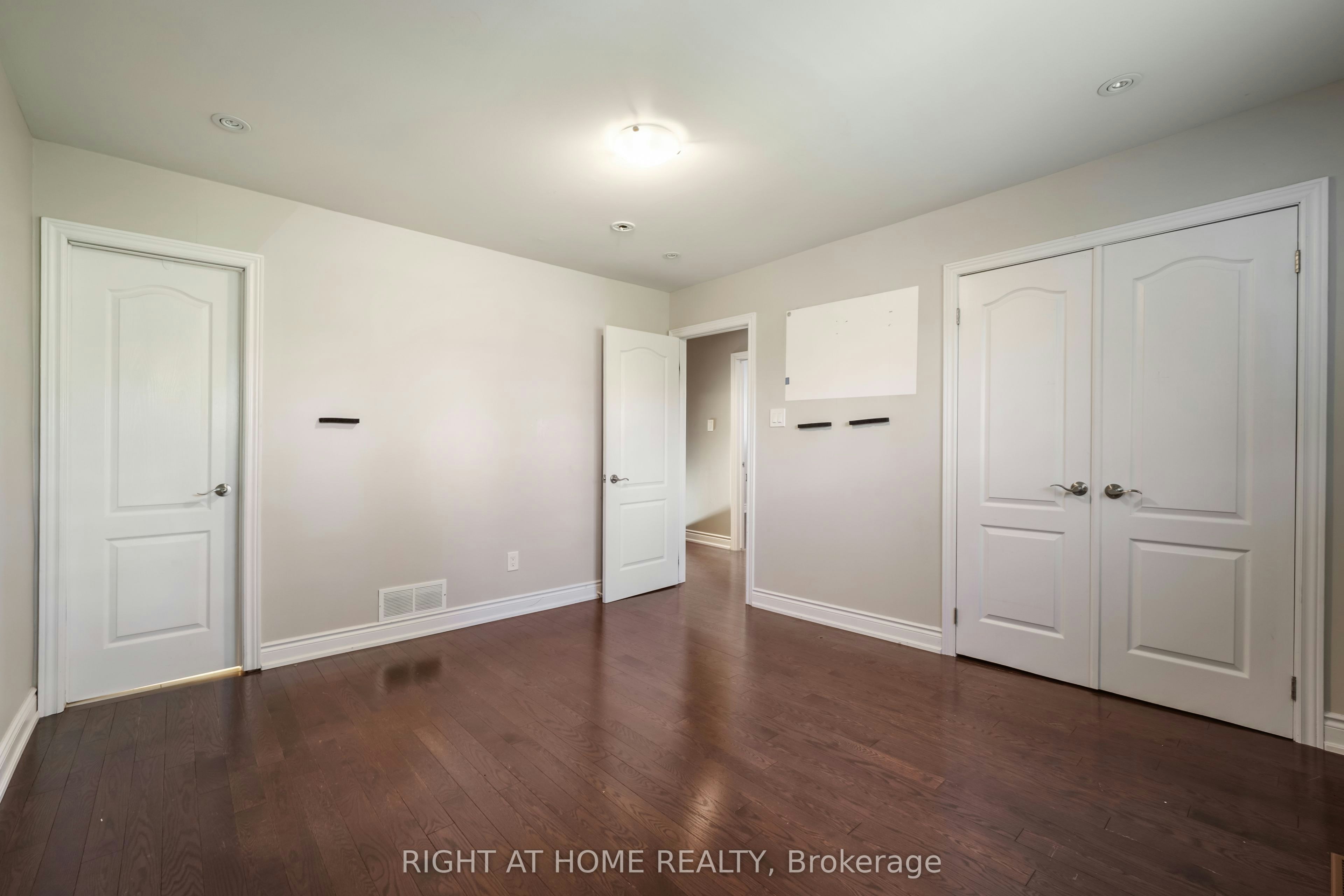 21 Cleethorpes Boulevard, Toronto, ON, M1S 2S7 - 21