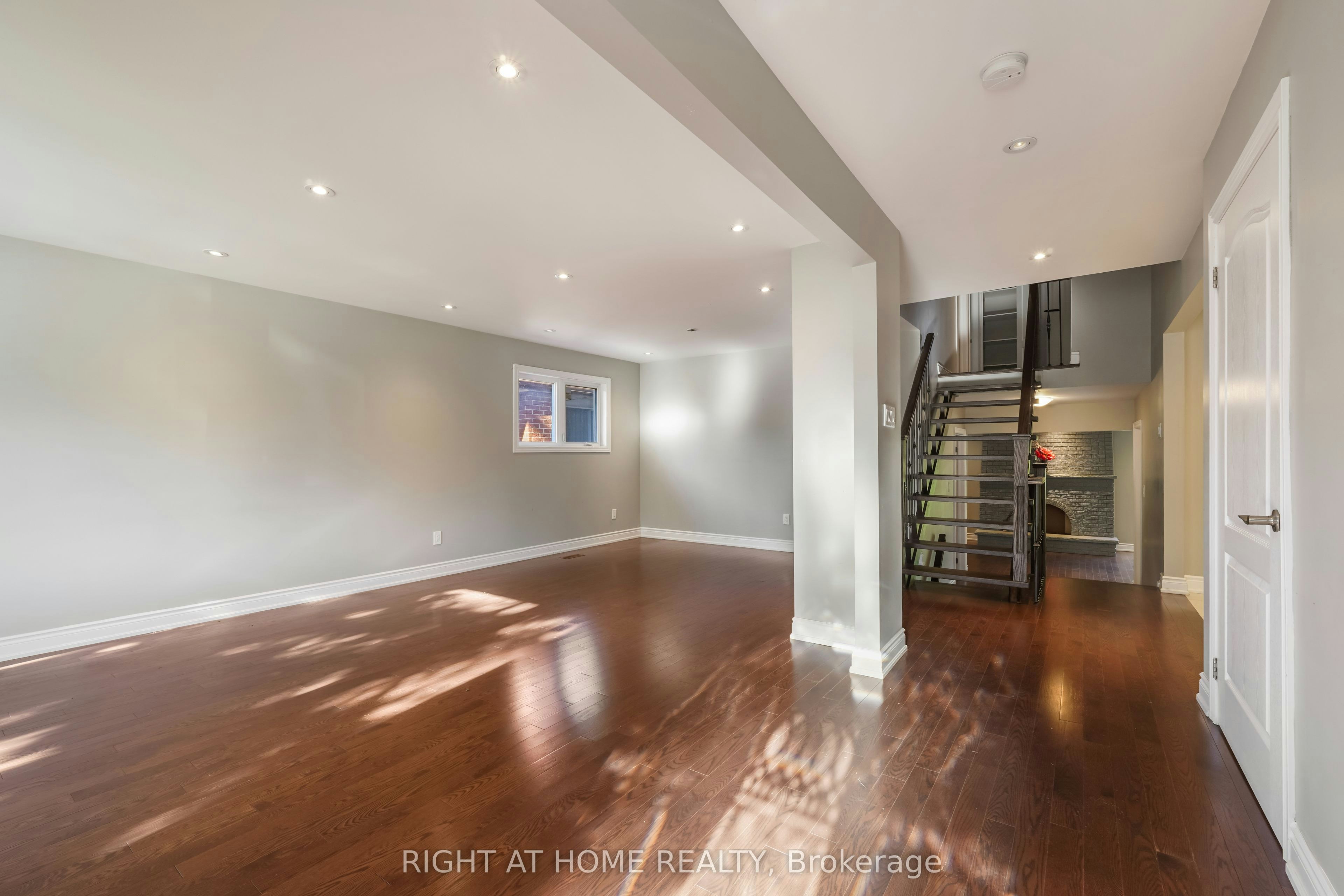 21 Cleethorpes Boulevard, Toronto, ON, M1S 2S7 - 2