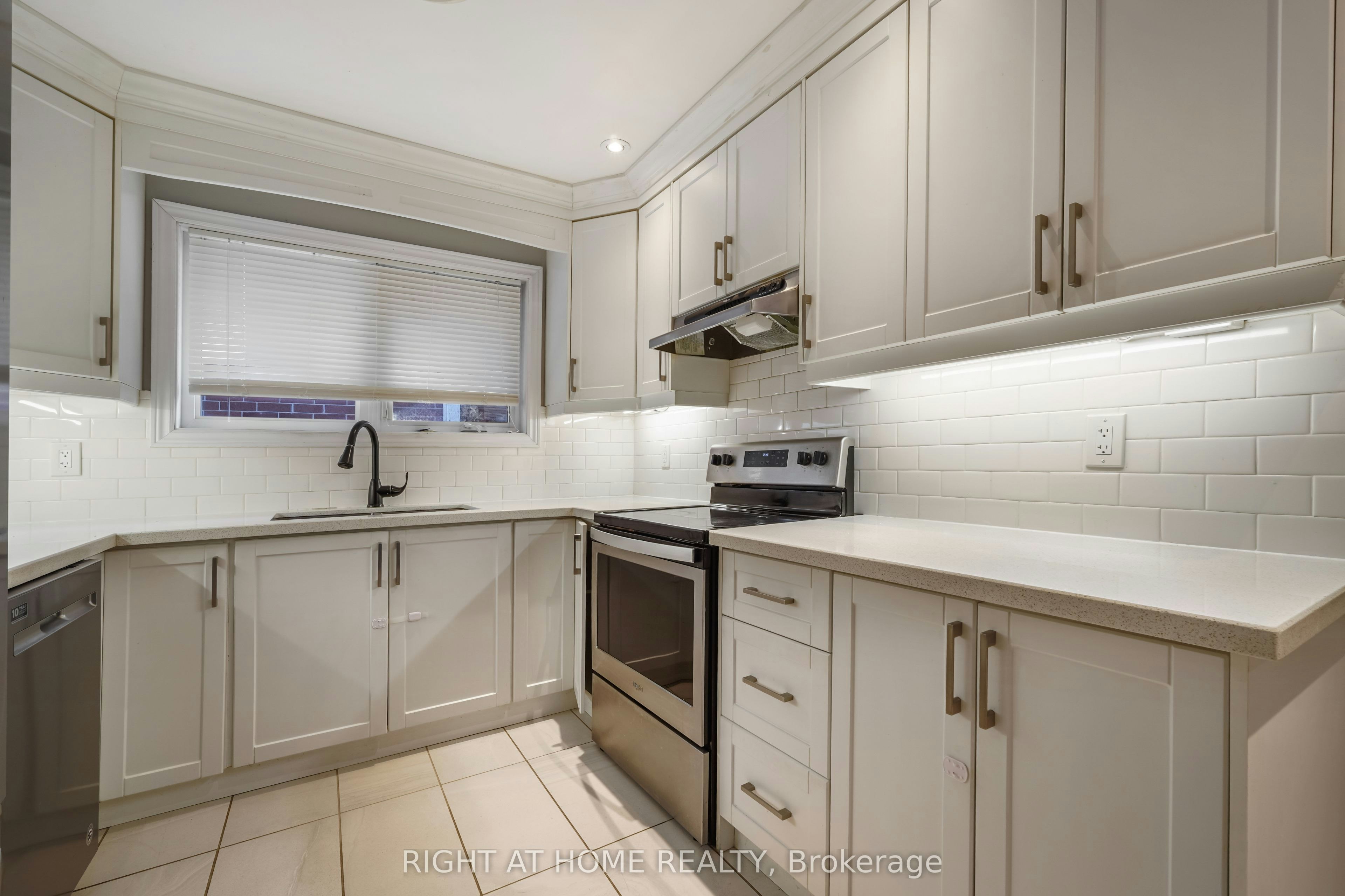 21 Cleethorpes Boulevard, Toronto, ON, M1S 2S7 - 9