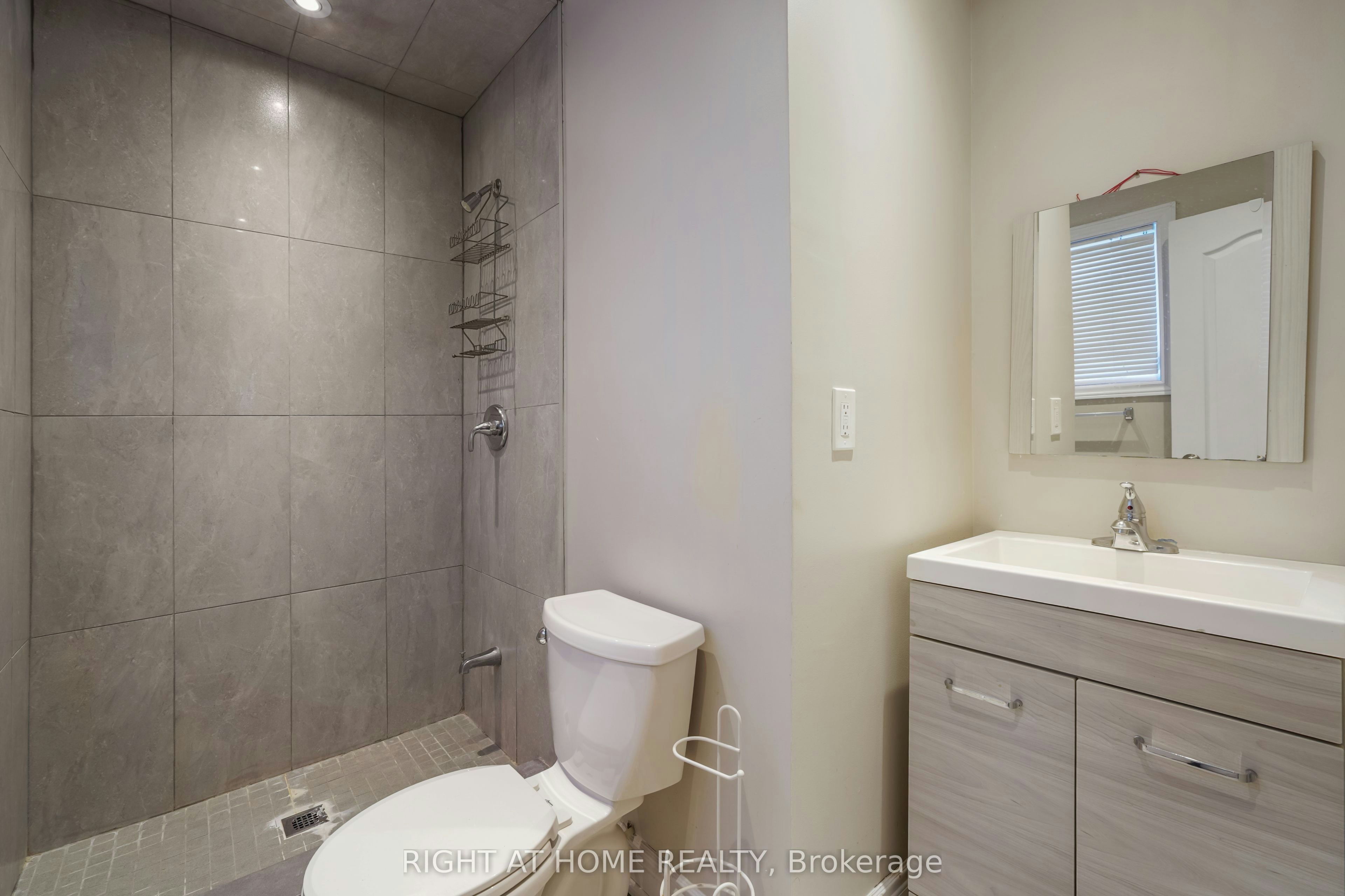 21 Cleethorpes Boulevard, Toronto, ON, M1S 2S7 - 22