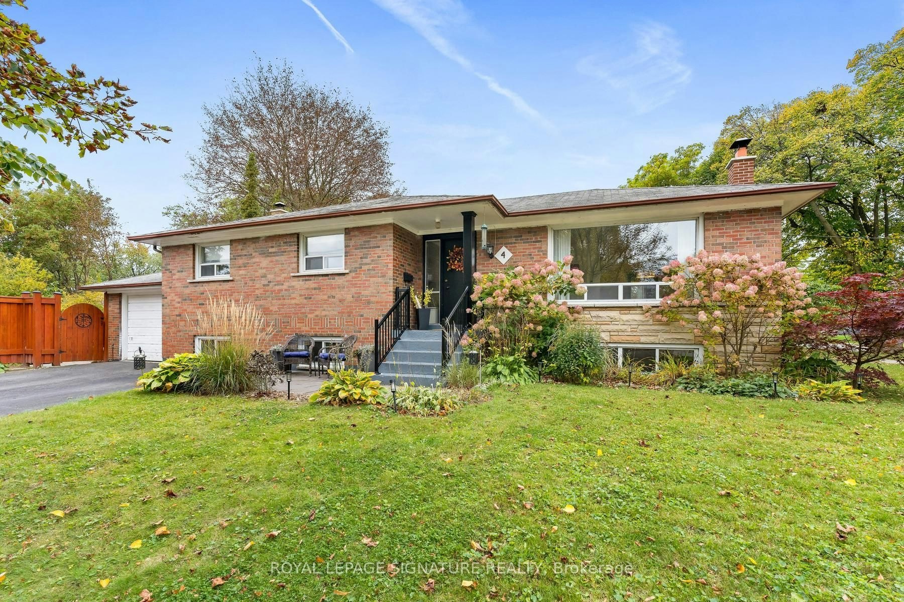 4 Moss Street, Toronto, ON, M1E 2B6