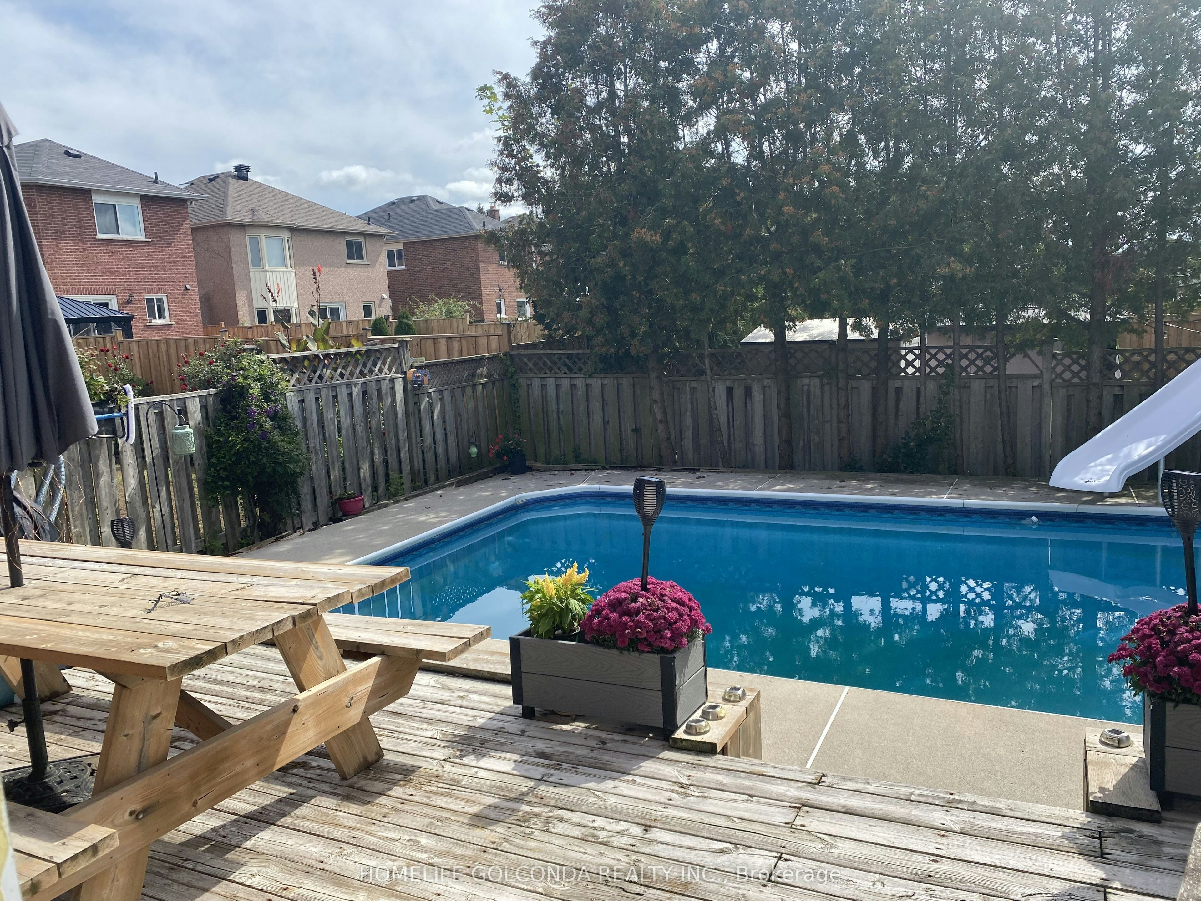 17 Hartrick Place, Whitby, ON, L1R 2C3