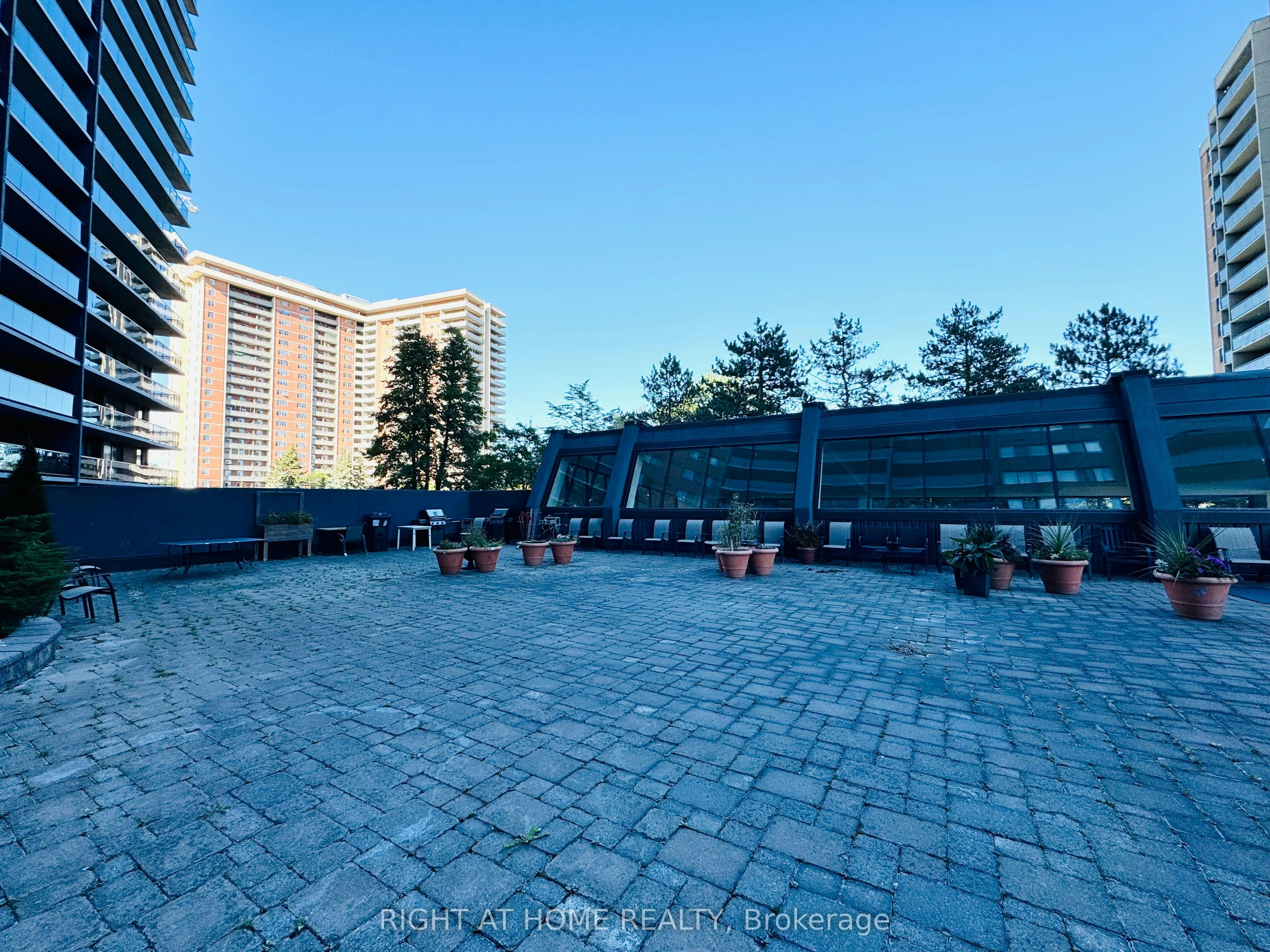 1404-757 Victoria Park Avenue E, Toronto, ON, M4C 5N8 - 32