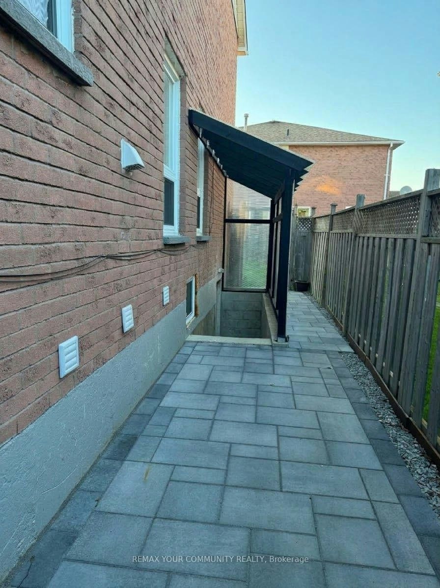 Bsmt-533 Gardenview Square, Pickering, ON, L1V 4R7 - 2