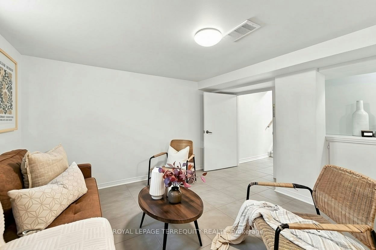 172 Central Park Boulevard S, Oshawa, ON, L1H 5W7 - 3