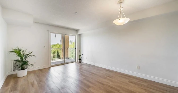 305-684 Warden Avenue, Toronto, ON, M1L 4W4 - 2