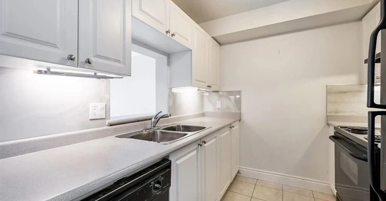 305-684 Warden Avenue, Toronto, ON, M1L 4W4 - 5