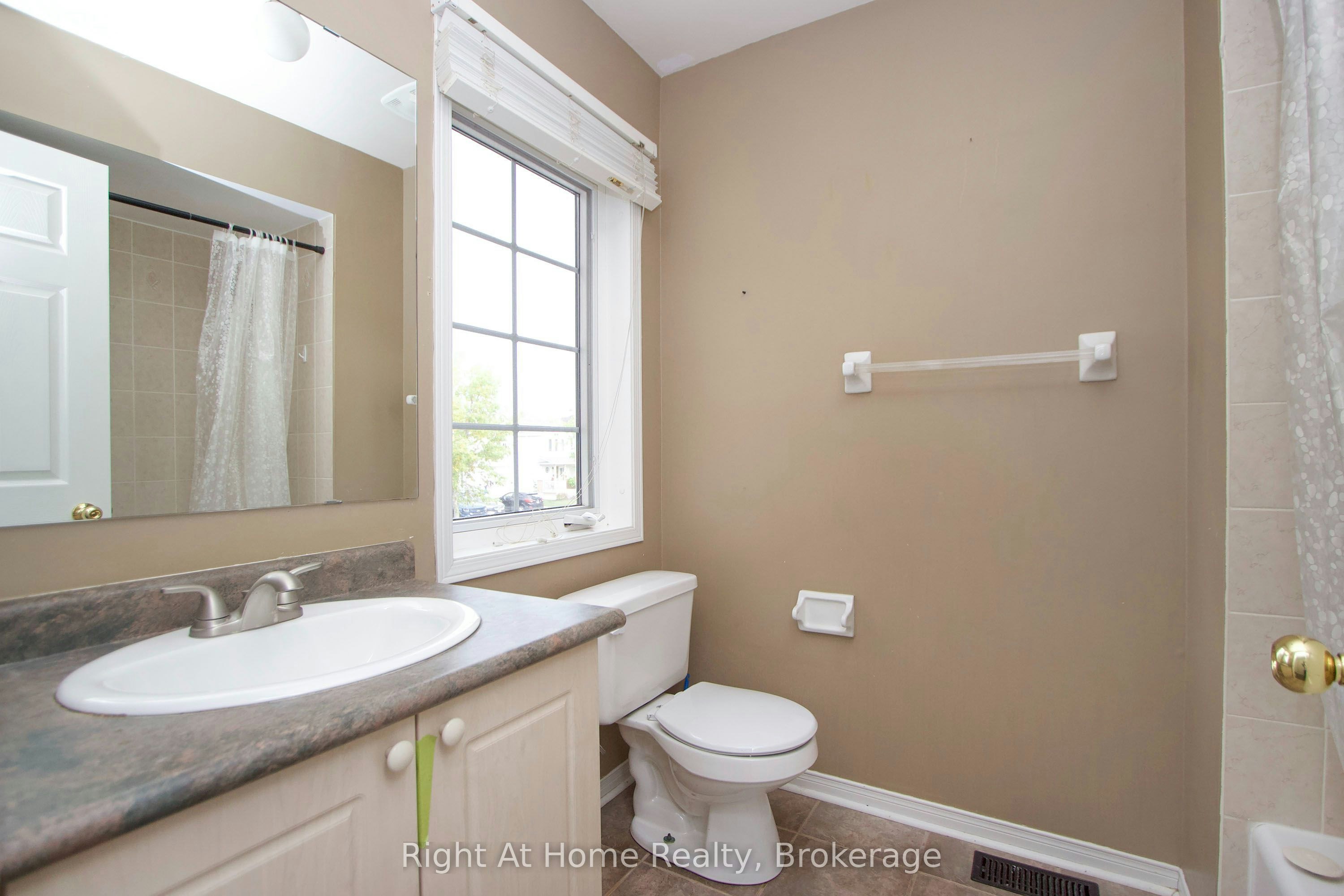 Upper Unit-75 Millburn Drive, Clarington, ON, L1C 5L6 - 23