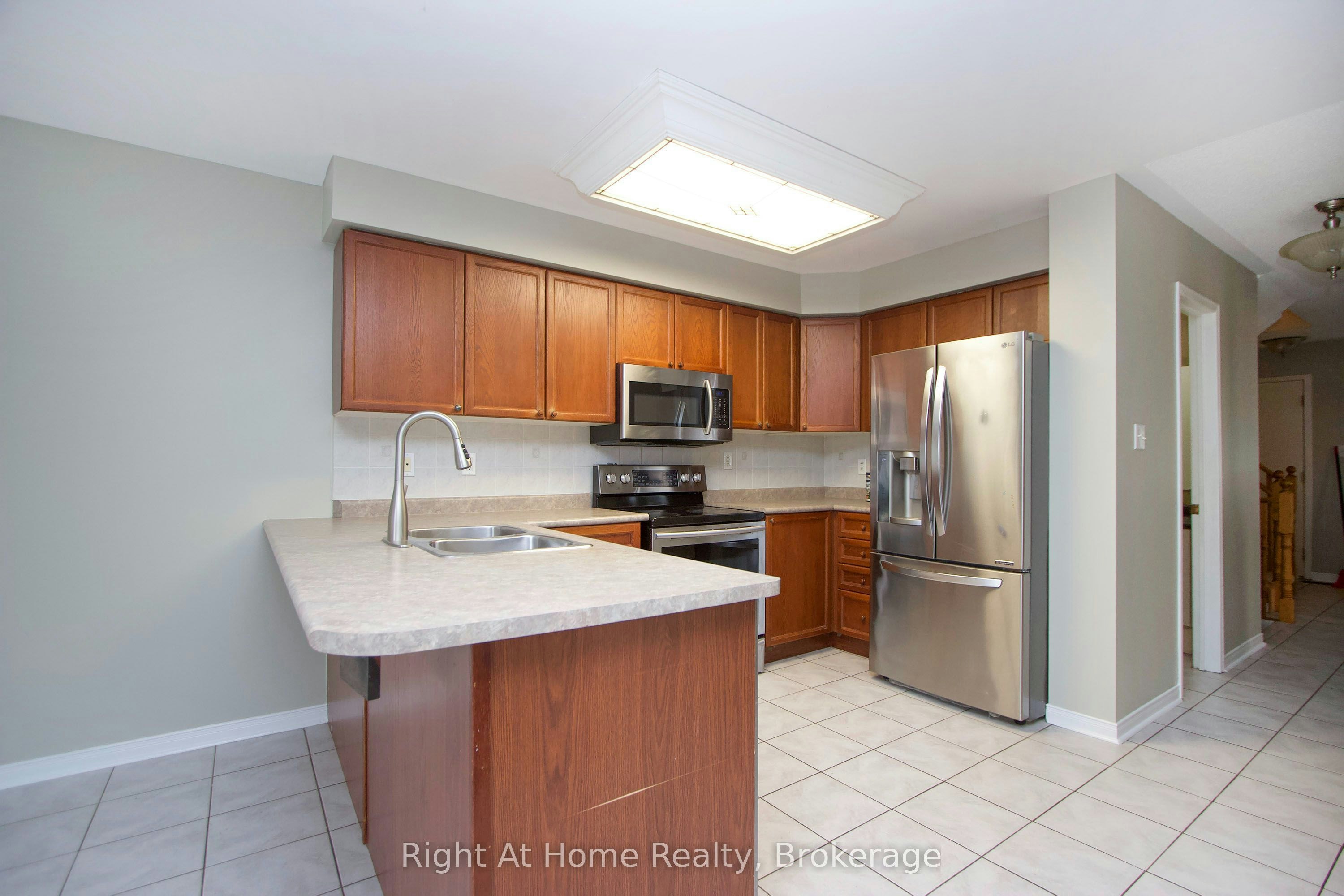 Upper Unit-75 Millburn Drive, Clarington, ON, L1C 5L6 - 9