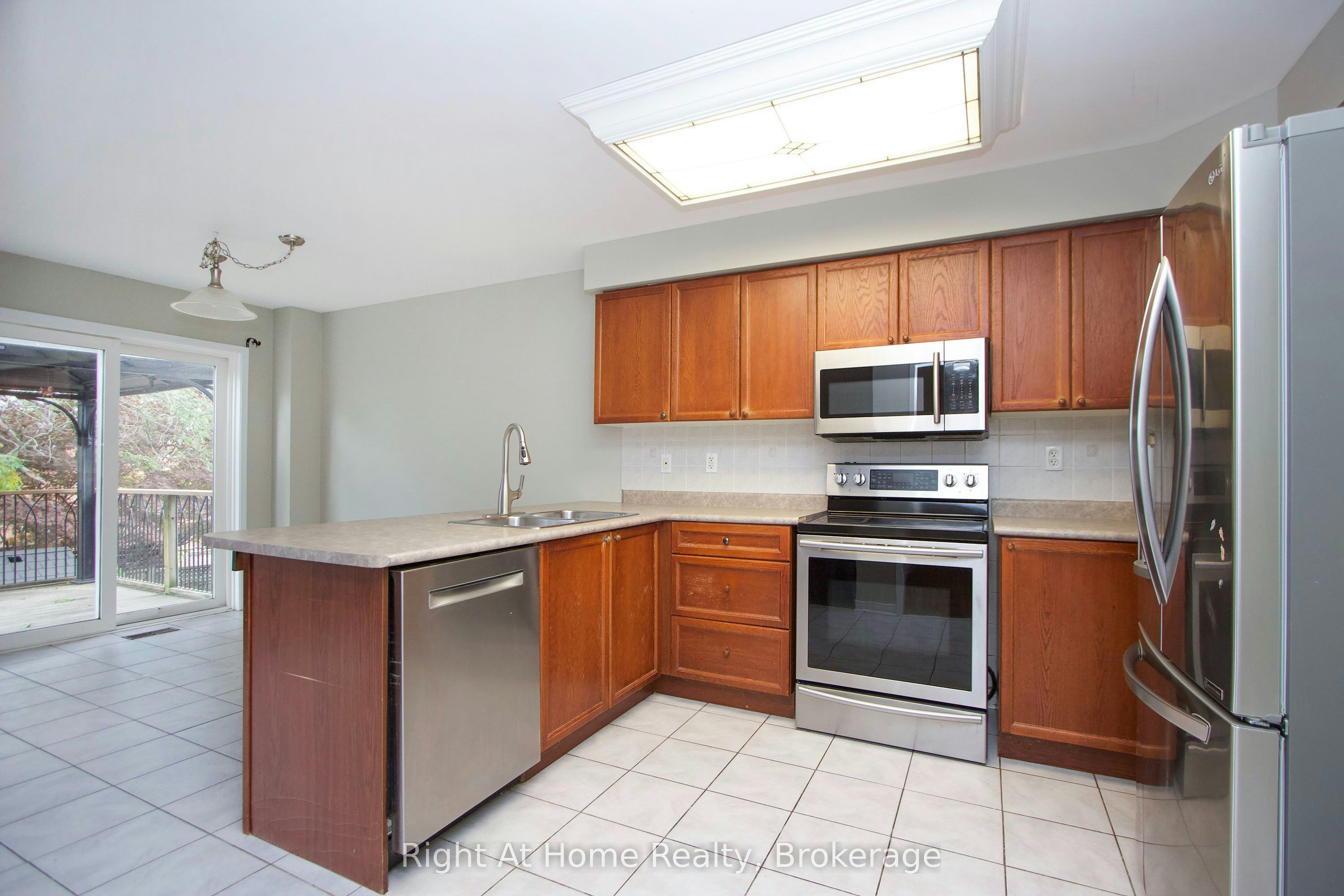 Upper Unit-75 Millburn Drive, Clarington, ON, L1C 5L6 - 7