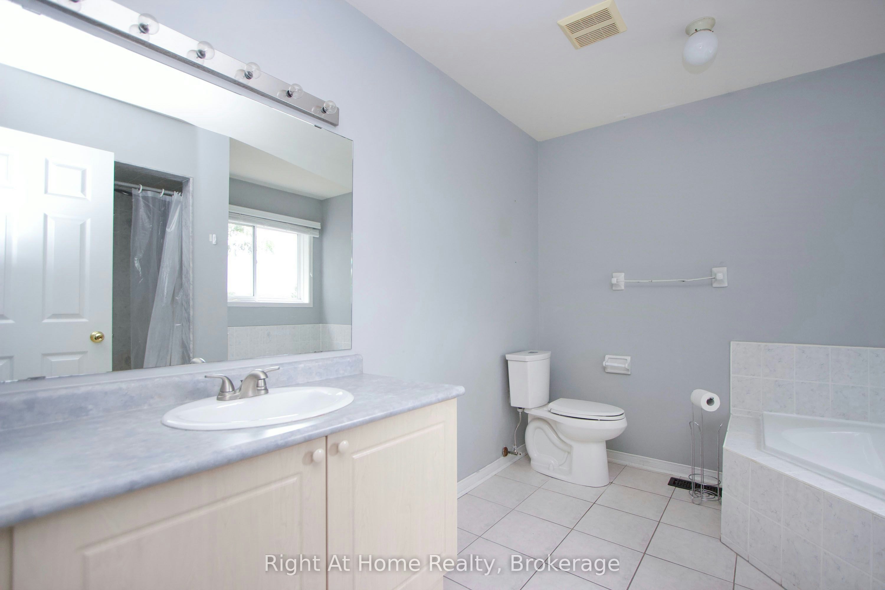 Upper Unit-75 Millburn Drive, Clarington, ON, L1C 5L6 - 18