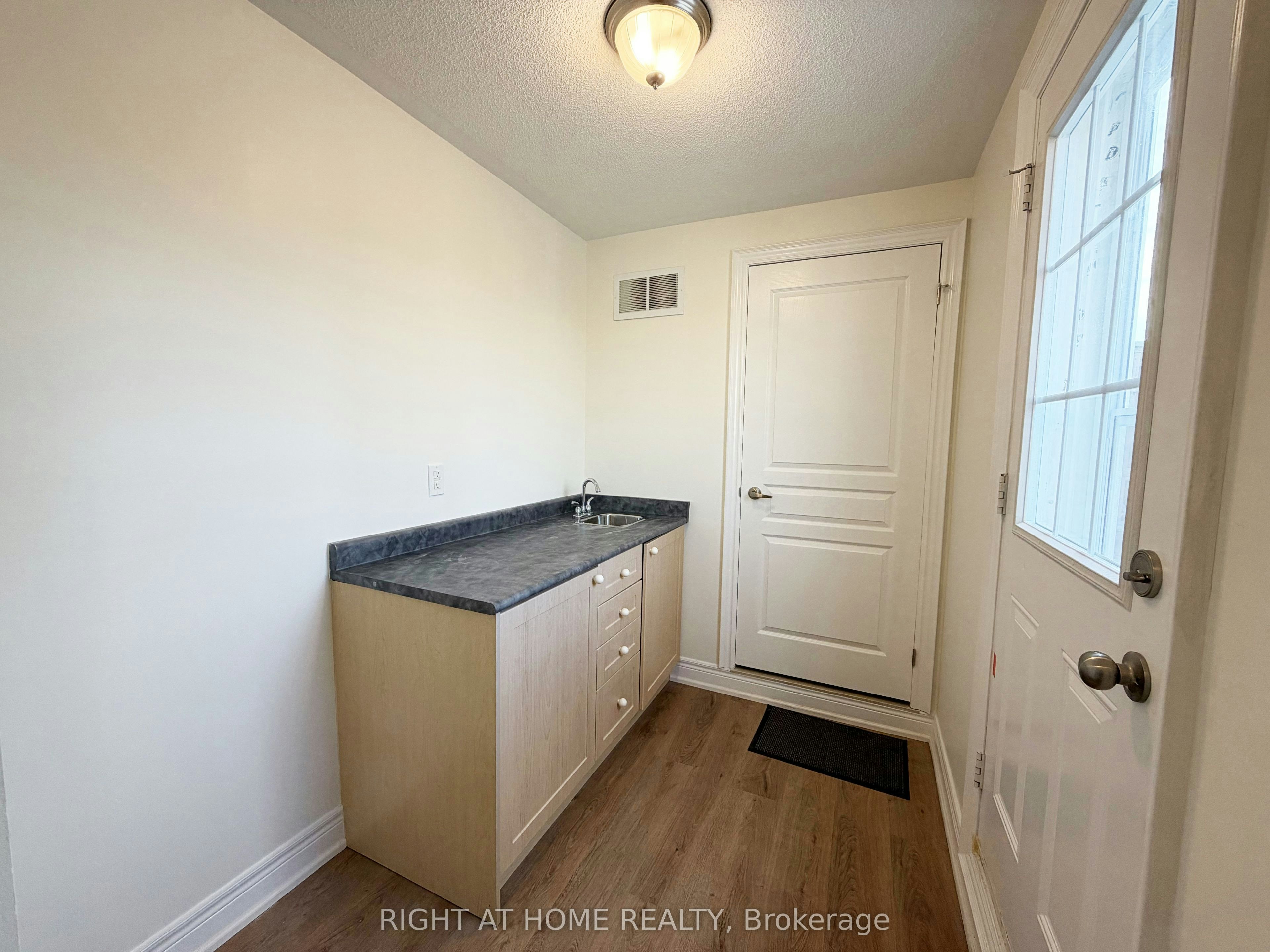 1 Fairhead Mews, Toronto, ON, M4E 3Y4 - 27