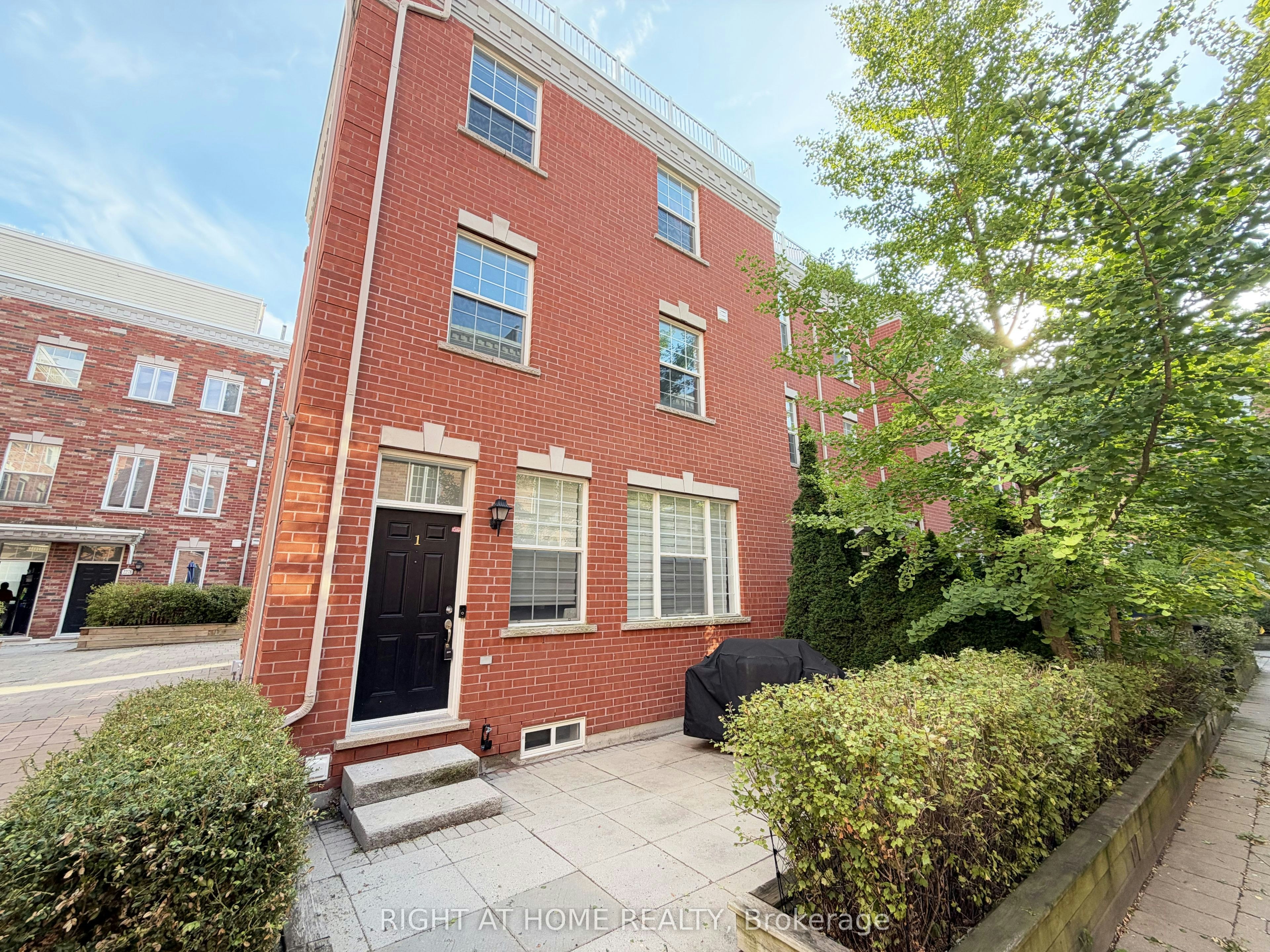 1 Fairhead Mews, Toronto, ON, M4E 3Y4
