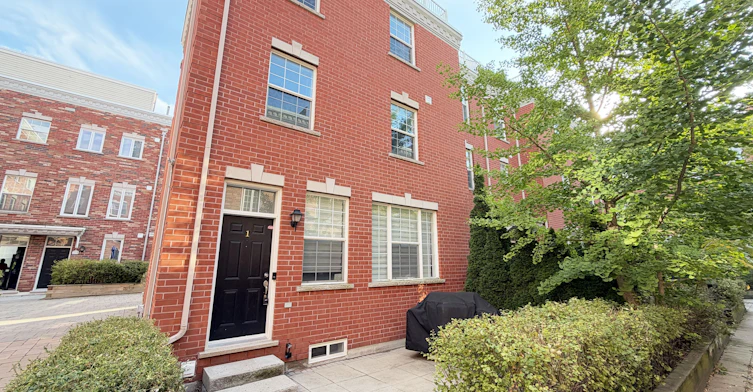1 Fairhead Mews, Toronto, ON, M4E 3Y4