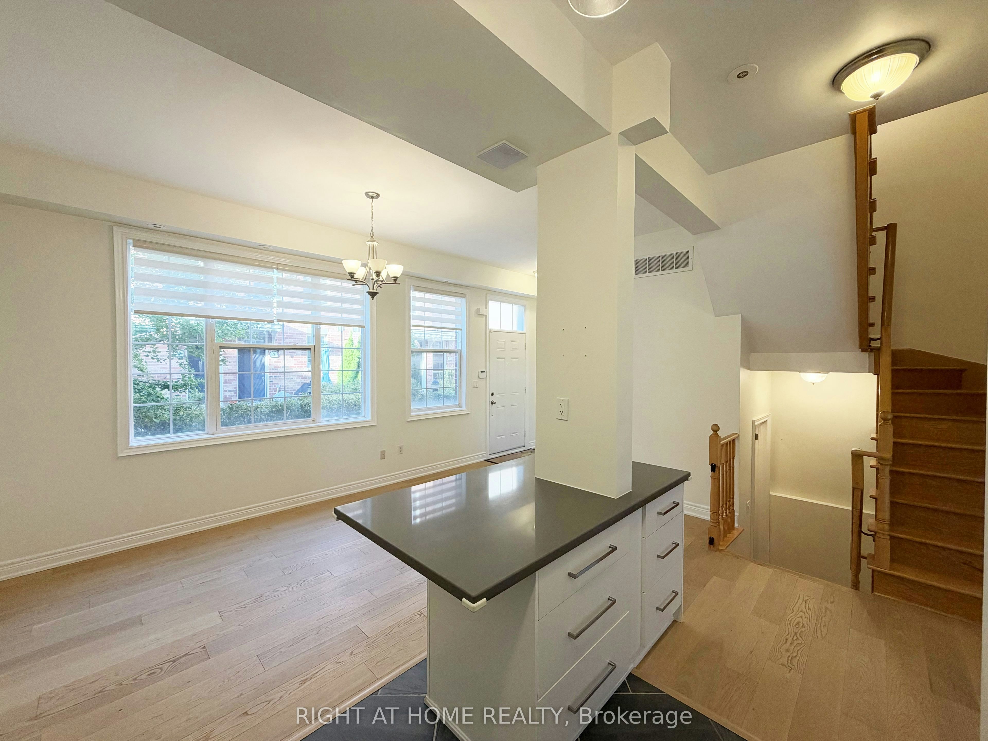 1 Fairhead Mews, Toronto, ON, M4E 3Y4 - 11