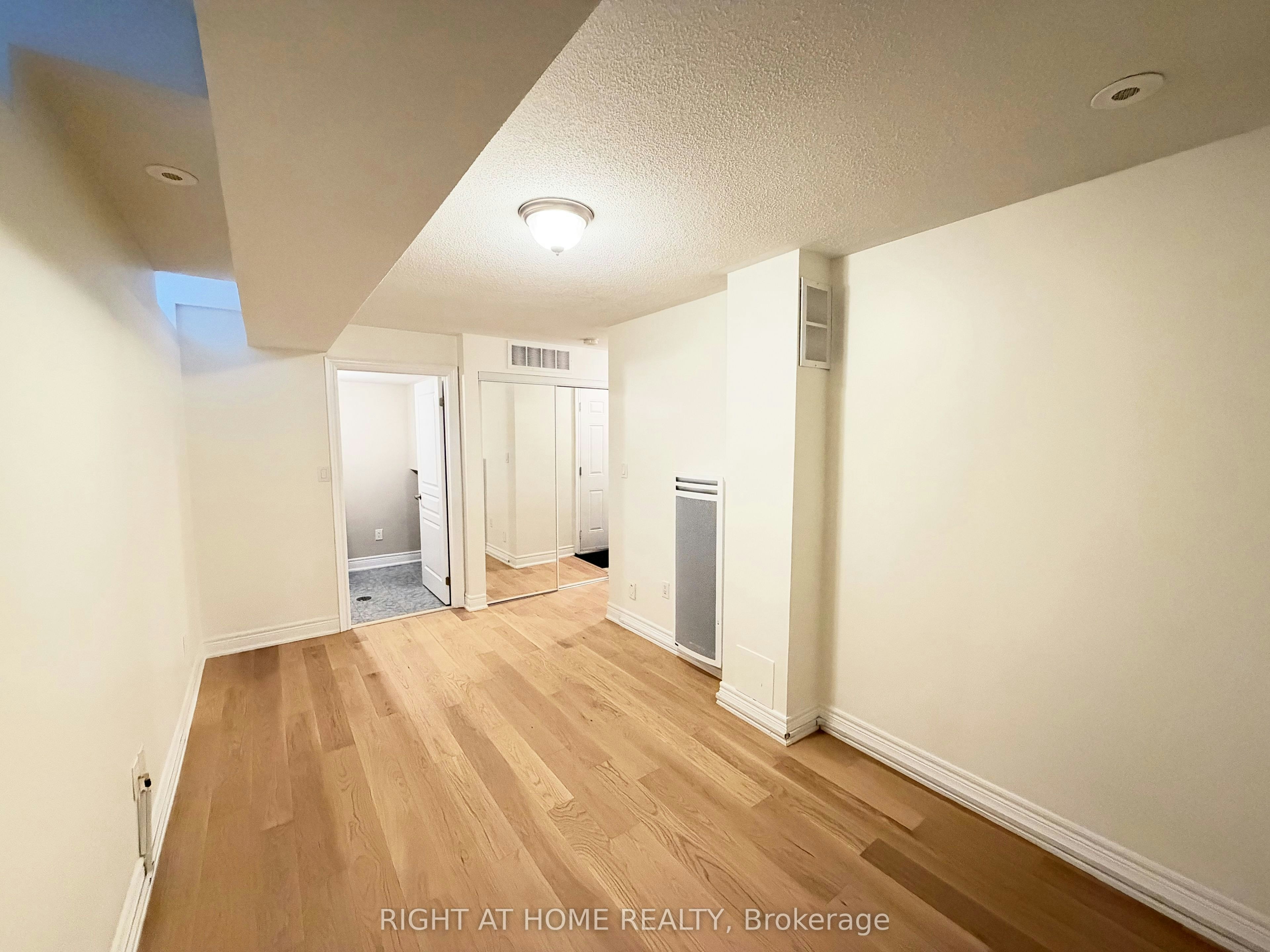 1 Fairhead Mews, Toronto, ON, M4E 3Y4 - 31