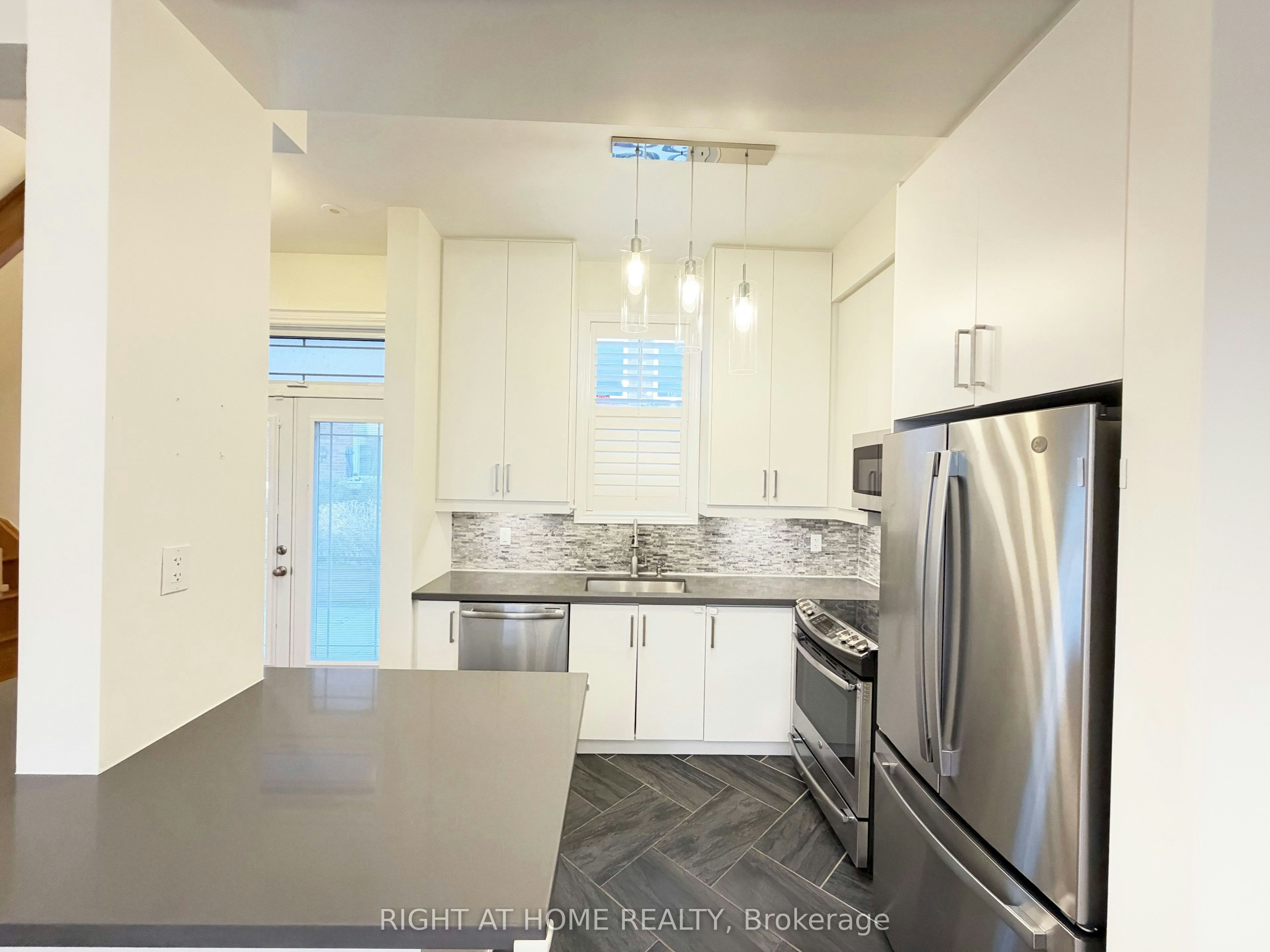 1 Fairhead Mews, Toronto, ON, M4E 3Y4 - 10