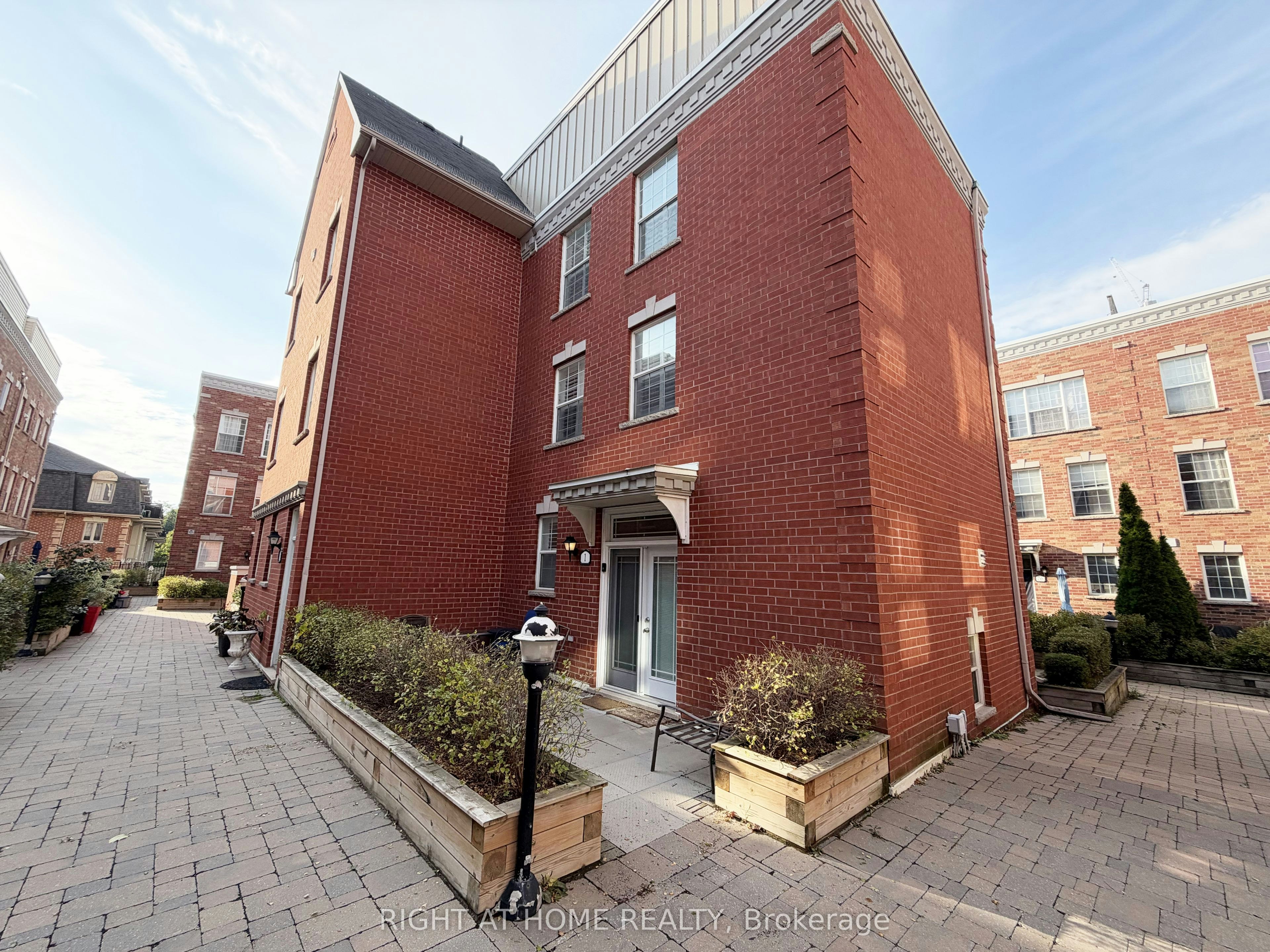 1 Fairhead Mews, Toronto, ON, M4E 3Y4 - 3