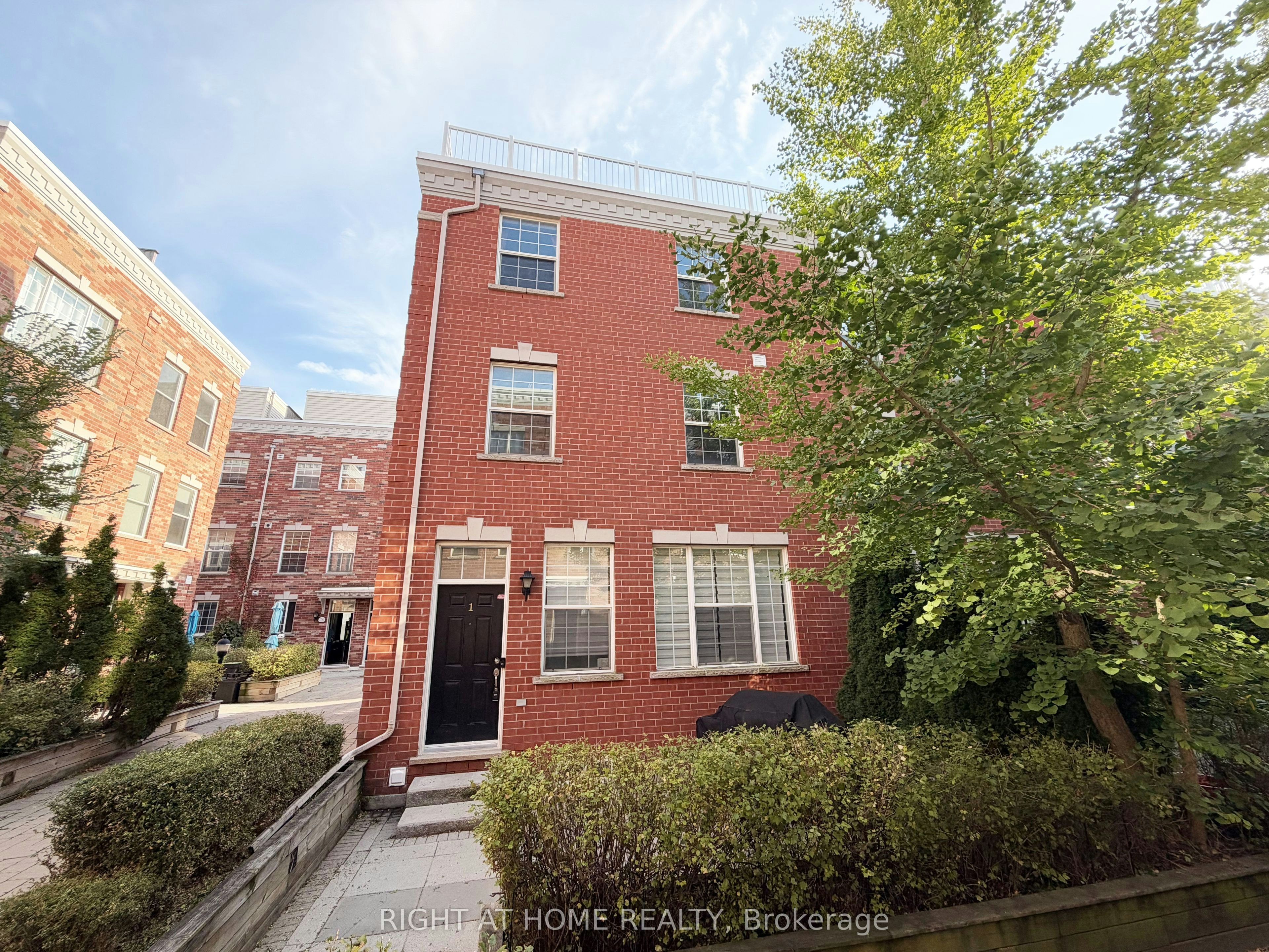 1 Fairhead Mews, Toronto, ON, M4E 3Y4 - 2