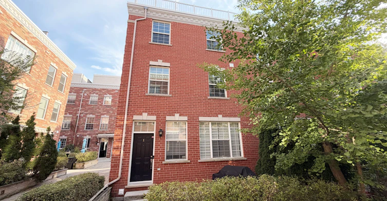 1 Fairhead Mews, Toronto, ON, M4E 3Y4 - 2