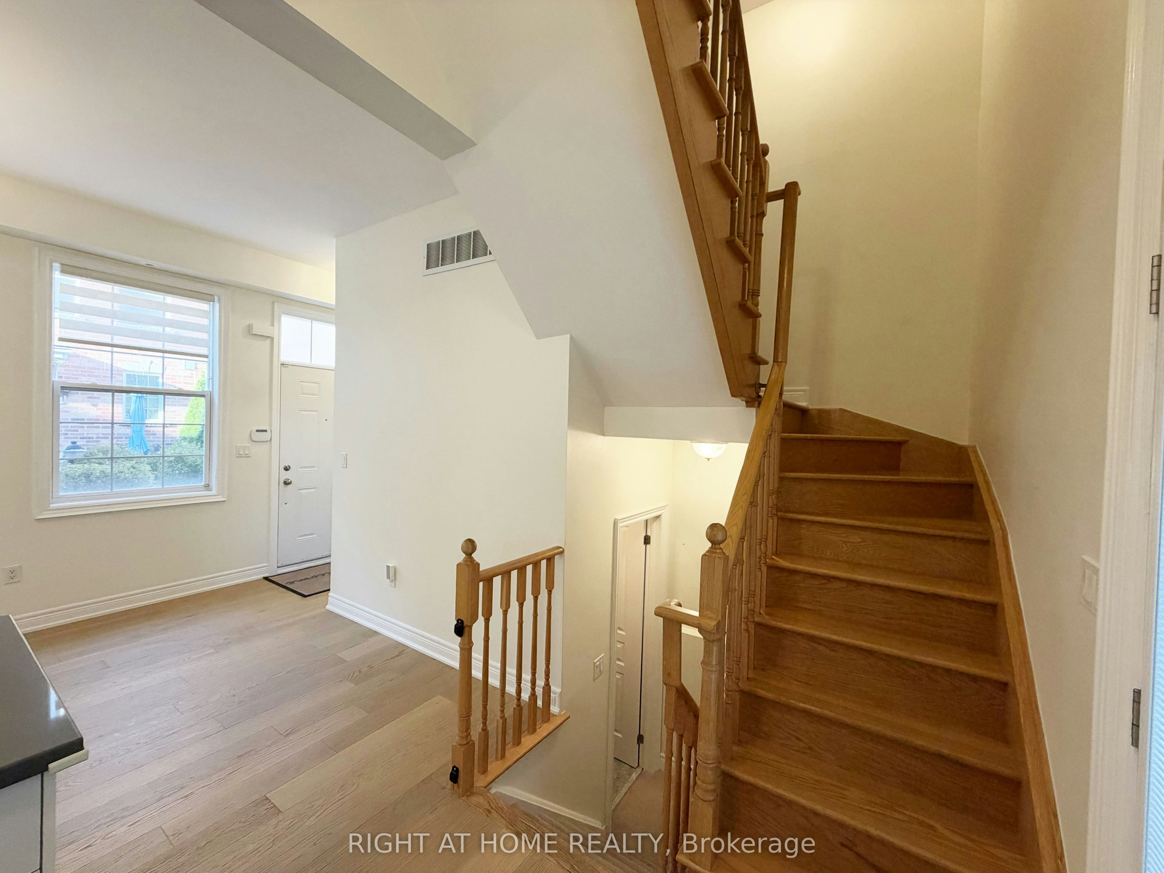 1 Fairhead Mews, Toronto, ON, M4E 3Y4 - 13