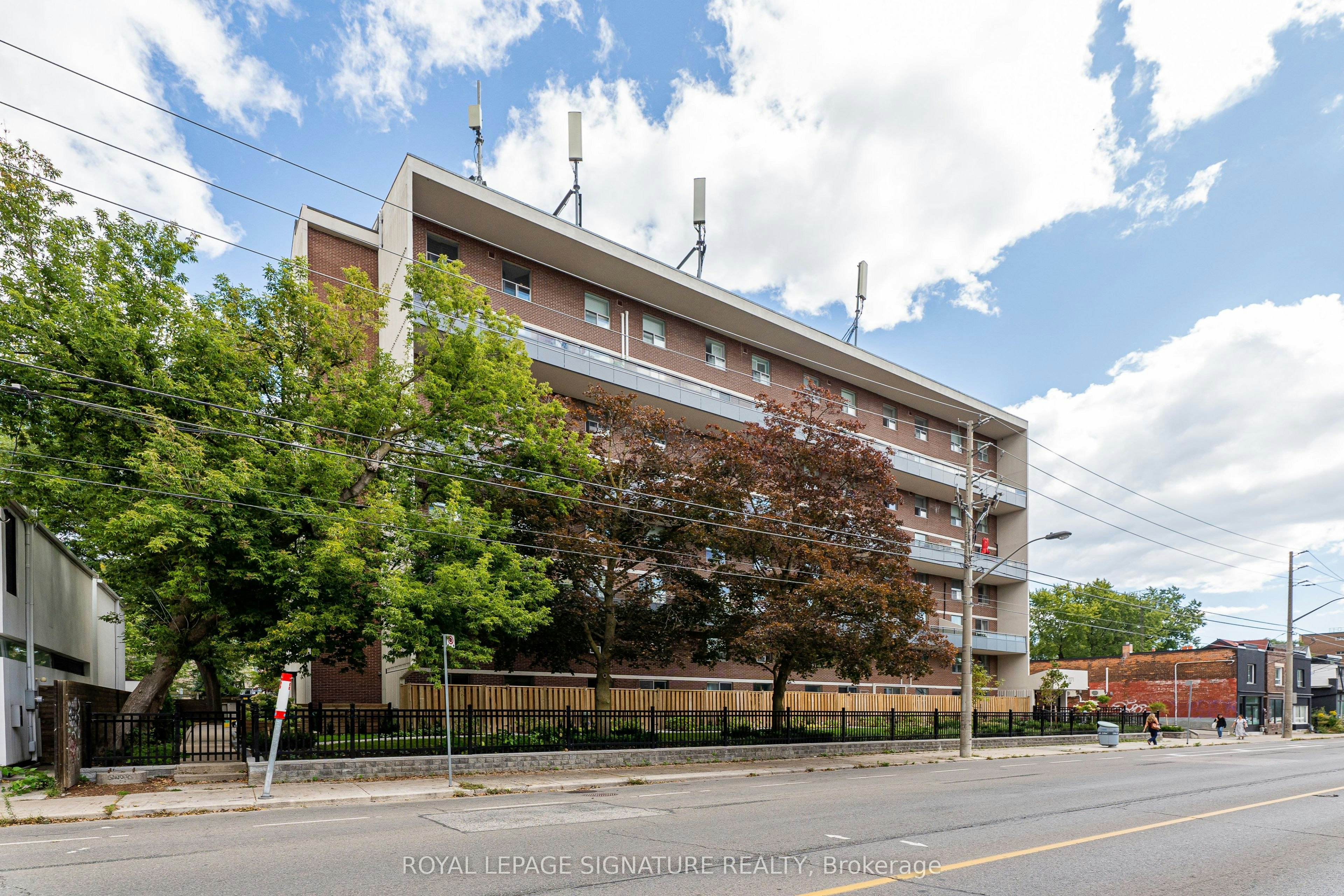 211-1071 Woodbine Avenue, Toronto, ON, M4C 4C2
