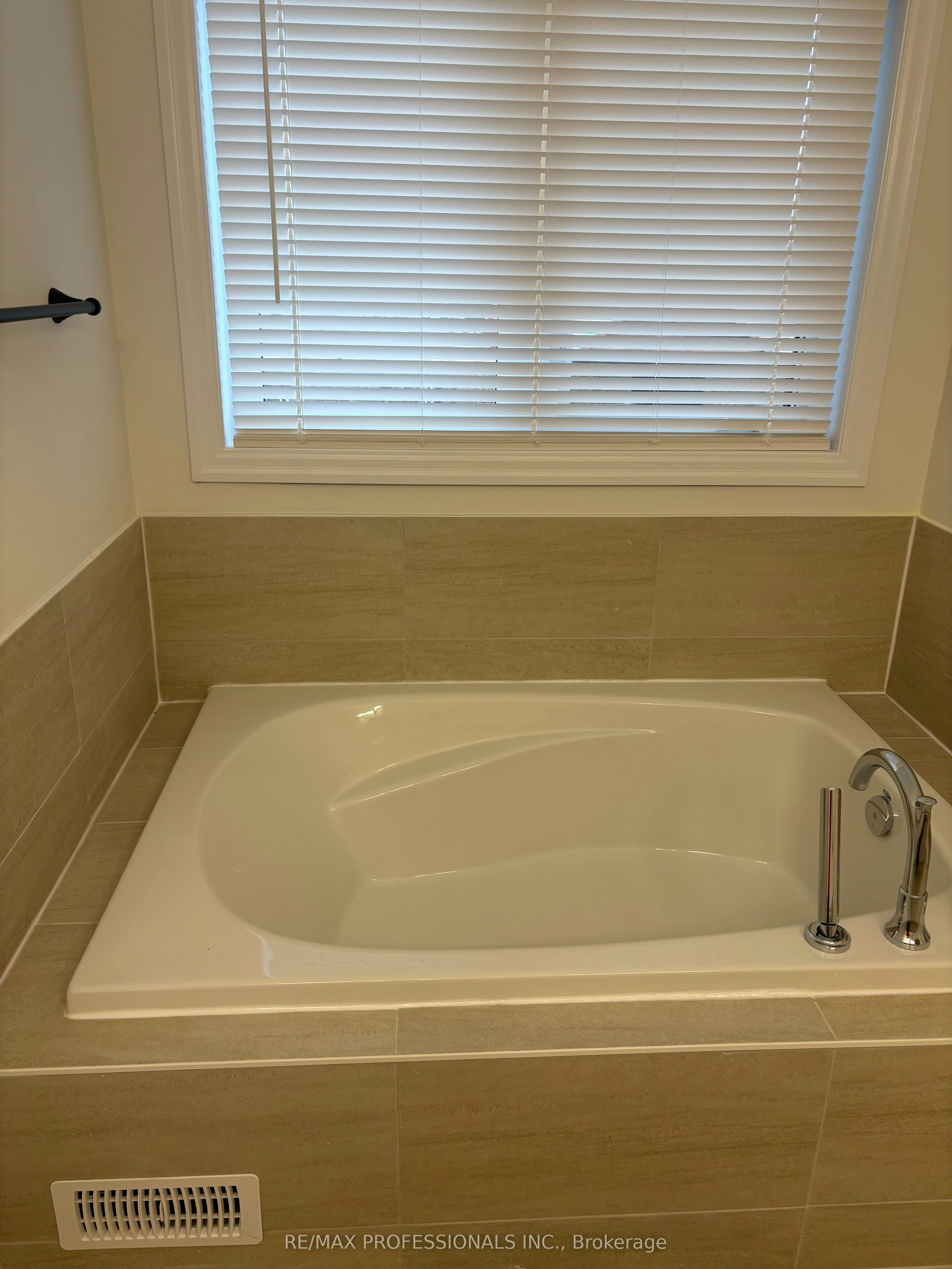 94 Robert Woodward Trail, Clarington, ON, L1C 0T9 - 16