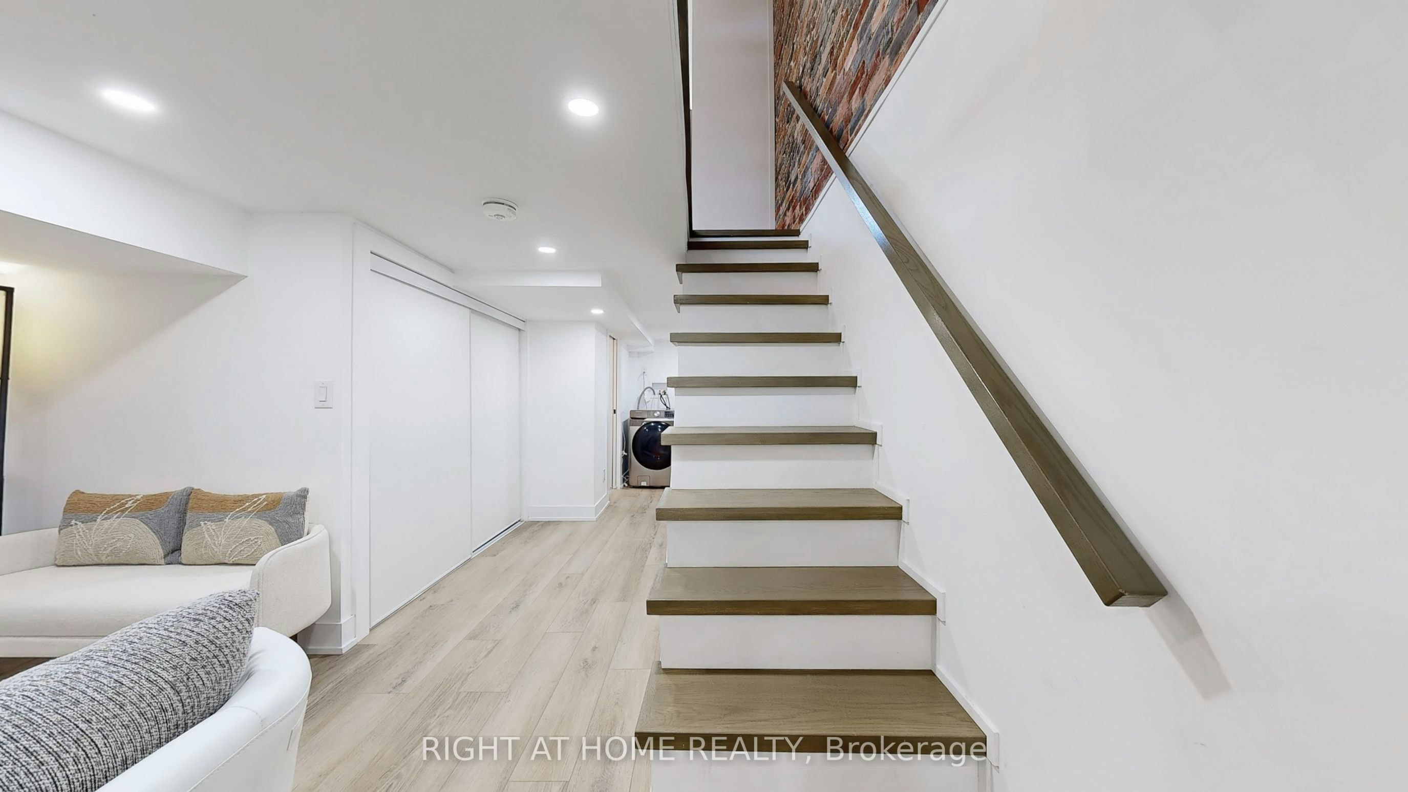 201 Springdale Boulevard, Toronto, ON, M4C 1Z6 - 28