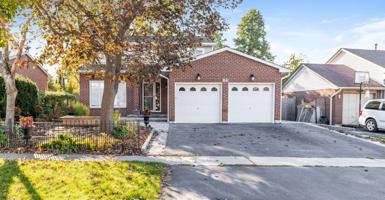 Main / Upper-64 Burden Crescent, Ajax, ON, L1S 3T8