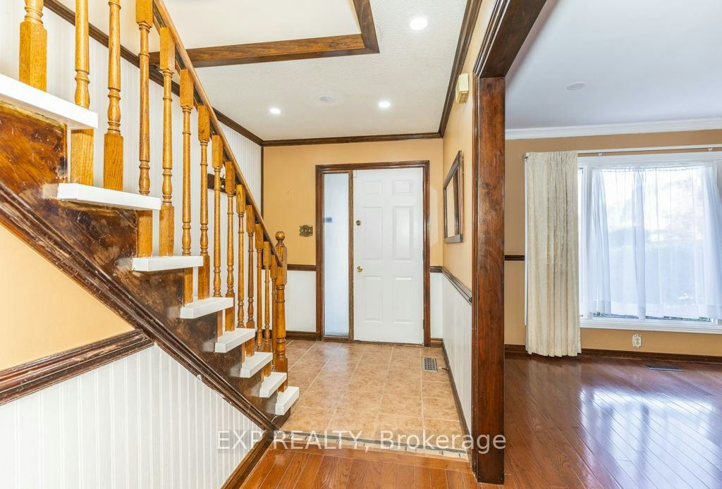 Main / Upper-64 Burden Crescent, Ajax, ON, L1S 3T8 - 2