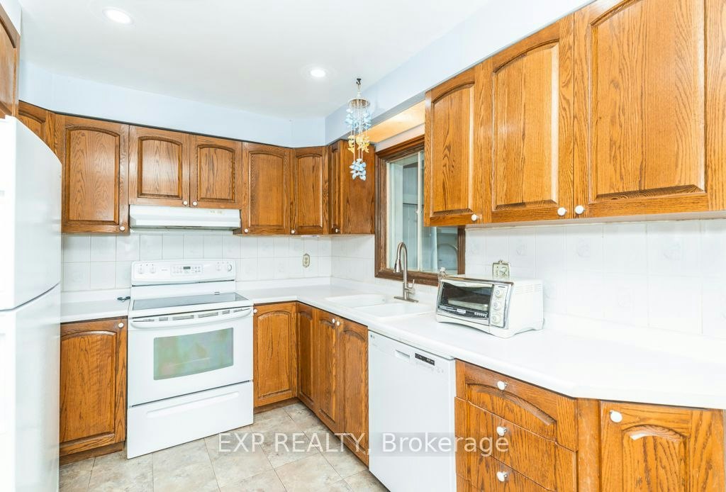 Main / Upper-64 Burden Crescent, Ajax, ON, L1S 3T8 - 8