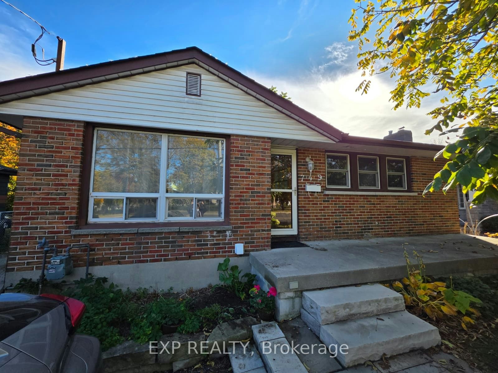Main-749 King Street W, Oshawa, ON, L1J 2L2