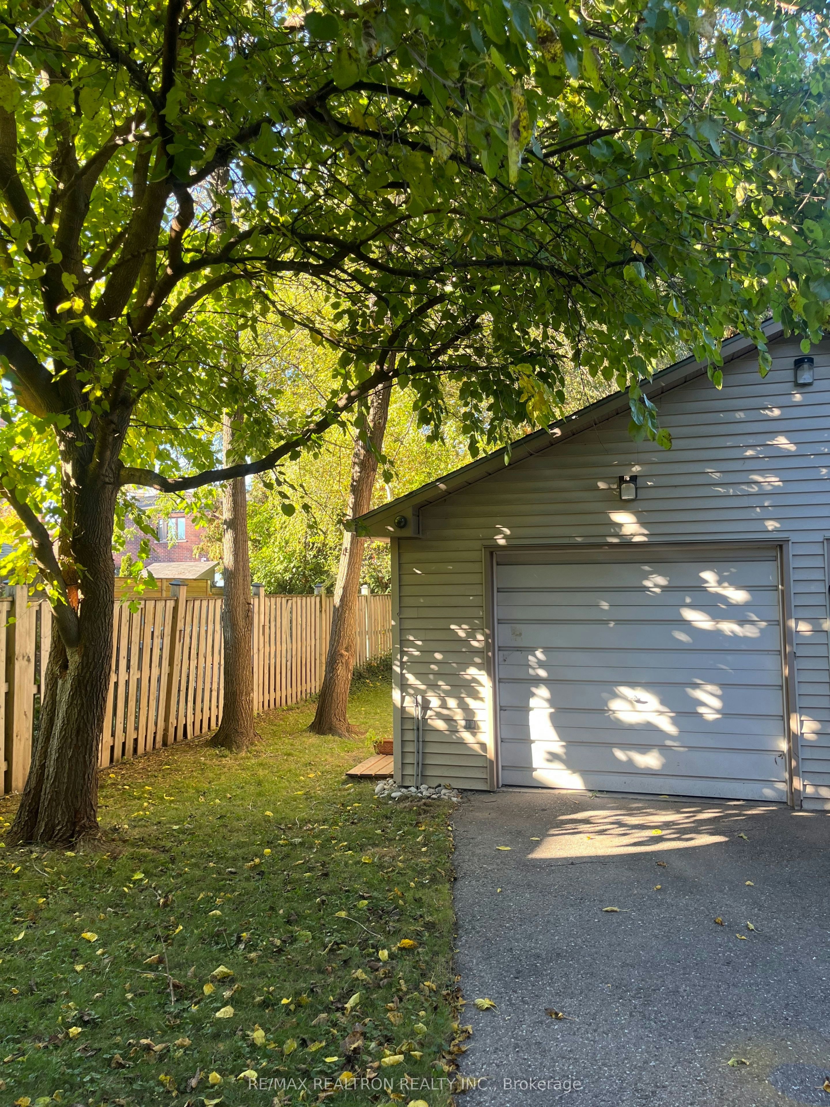 184 Westwood Avenue, Toronto, ON, M4K 2B1 - 2