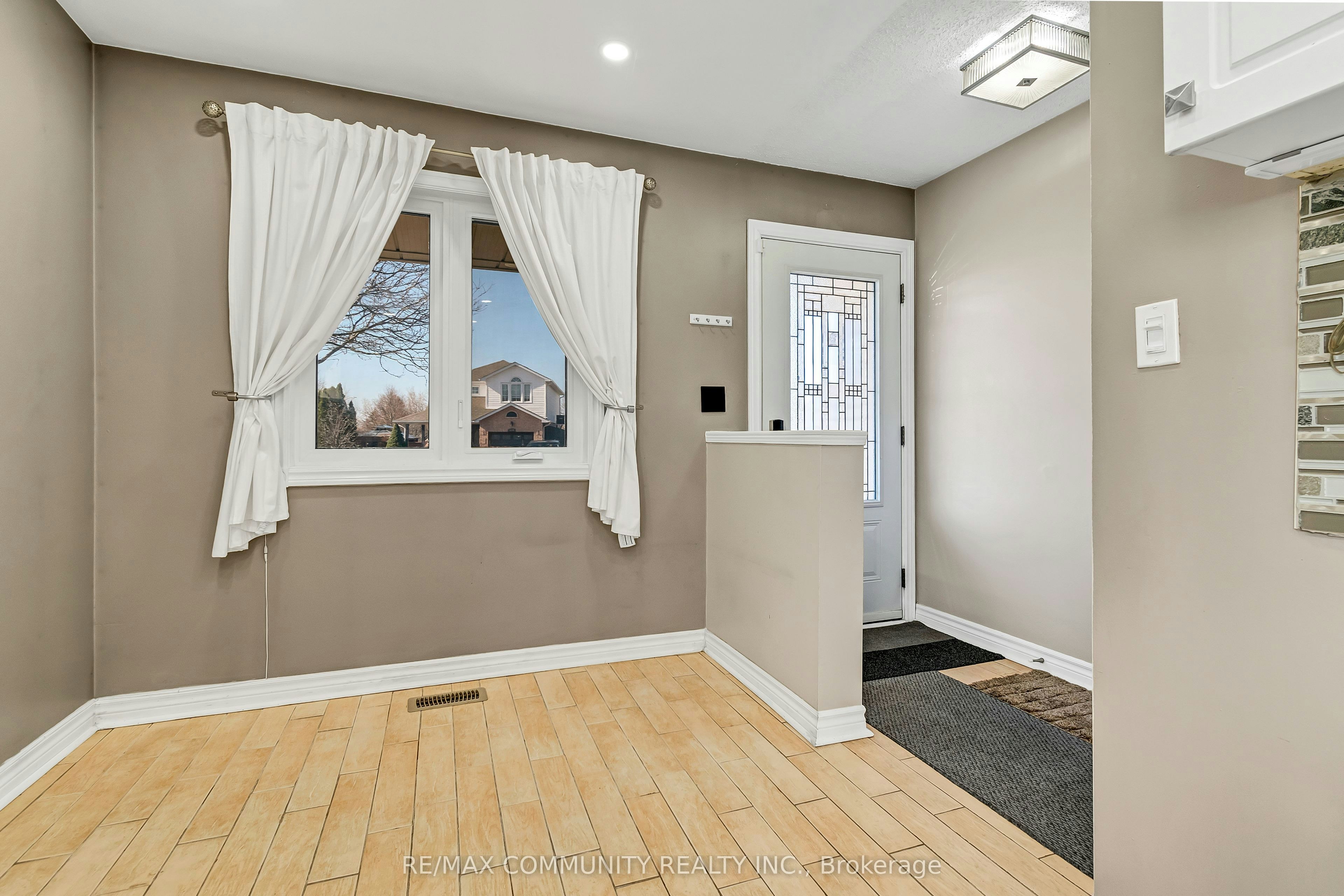 1376 Trowbridge Drive, Oshawa, ON, L1G 7R7 - 3