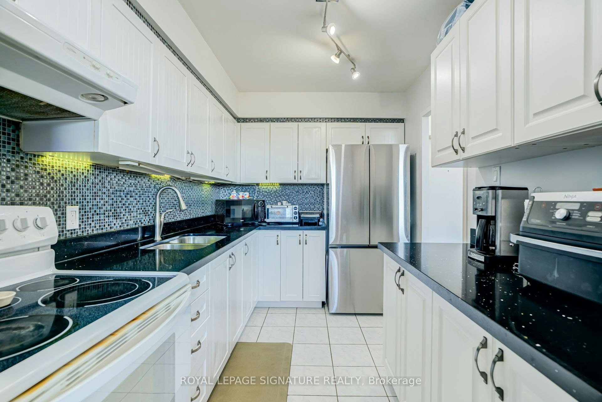 812-2550 Pharmacy Avenue, Toronto, ON, M1W 1H9 - 11