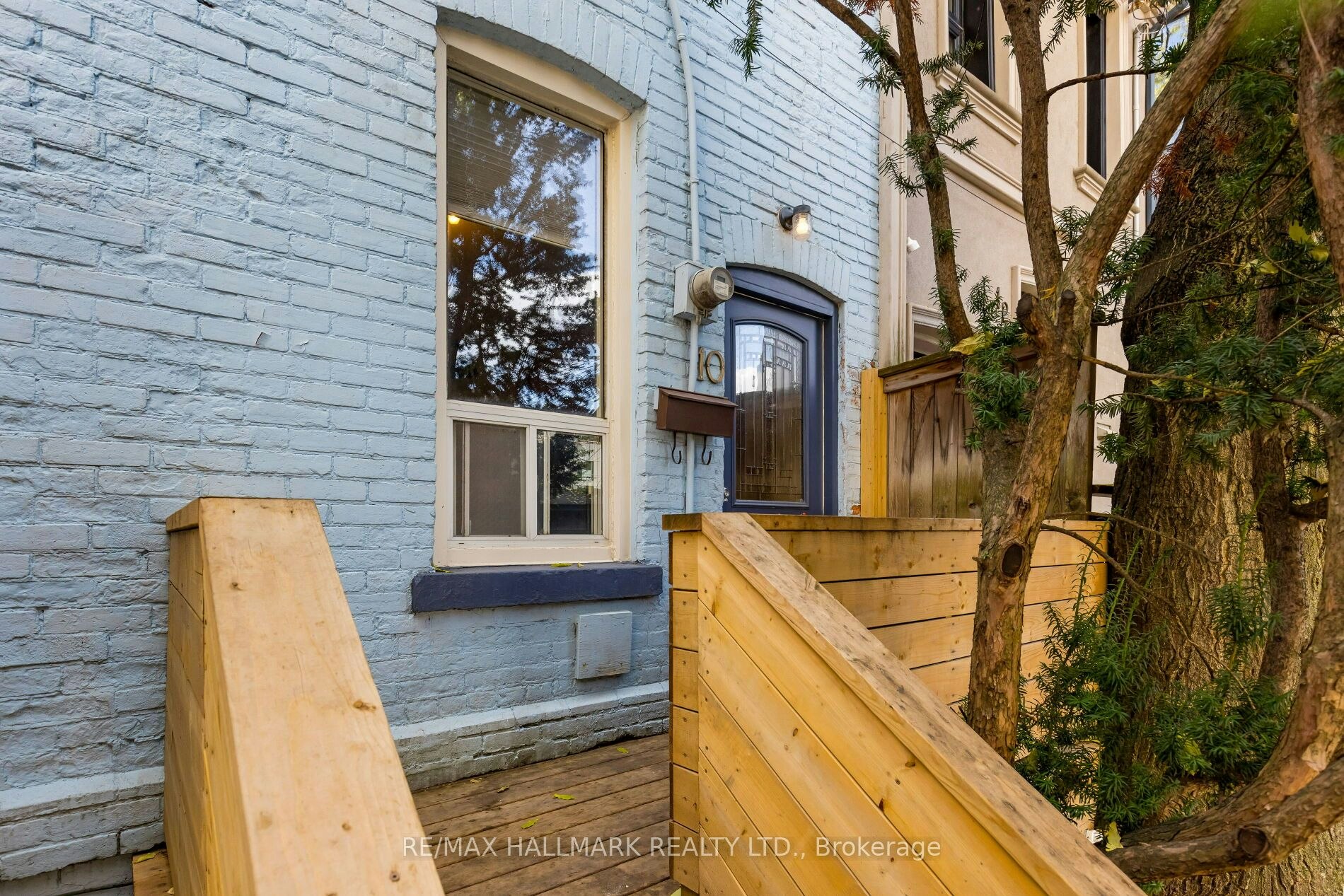10 Woodgreen Place, Toronto, ON, M4M 2J2
