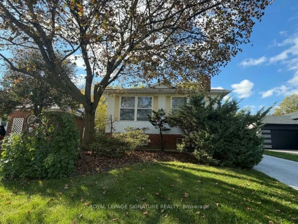 8 King Louis Crescent, Toronto, ON, M1T 2W8