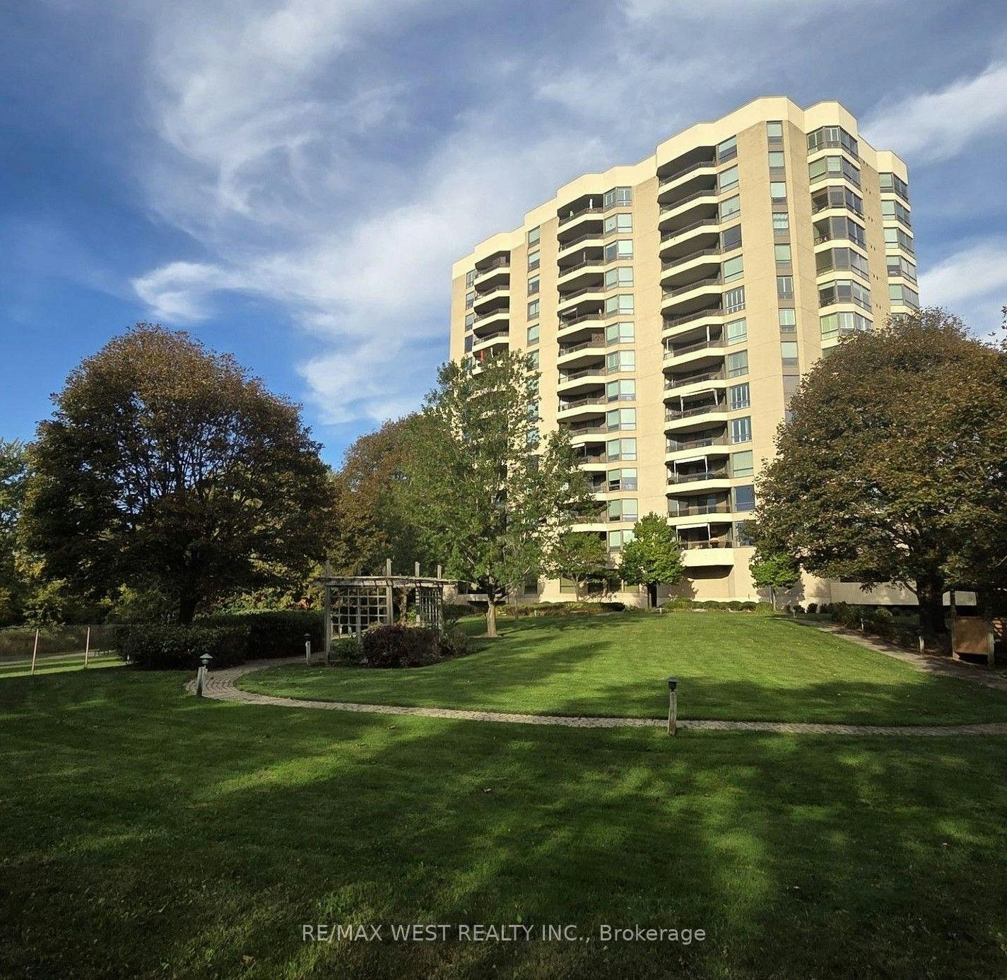 305-700 Wilson Road N, Oshawa, ON, L1G 7T5