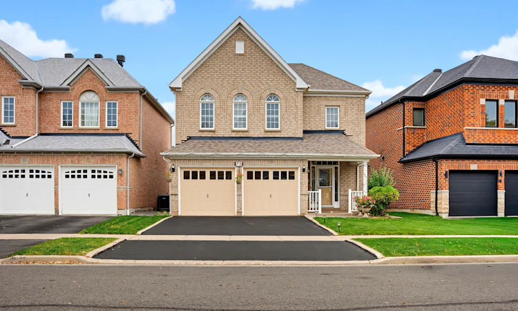 75 Howlett Crescent