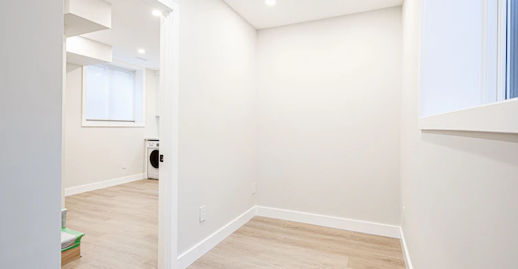 Lower-20 Kewbeach Avenue, Toronto, ON, M4L 1B7 - 8
