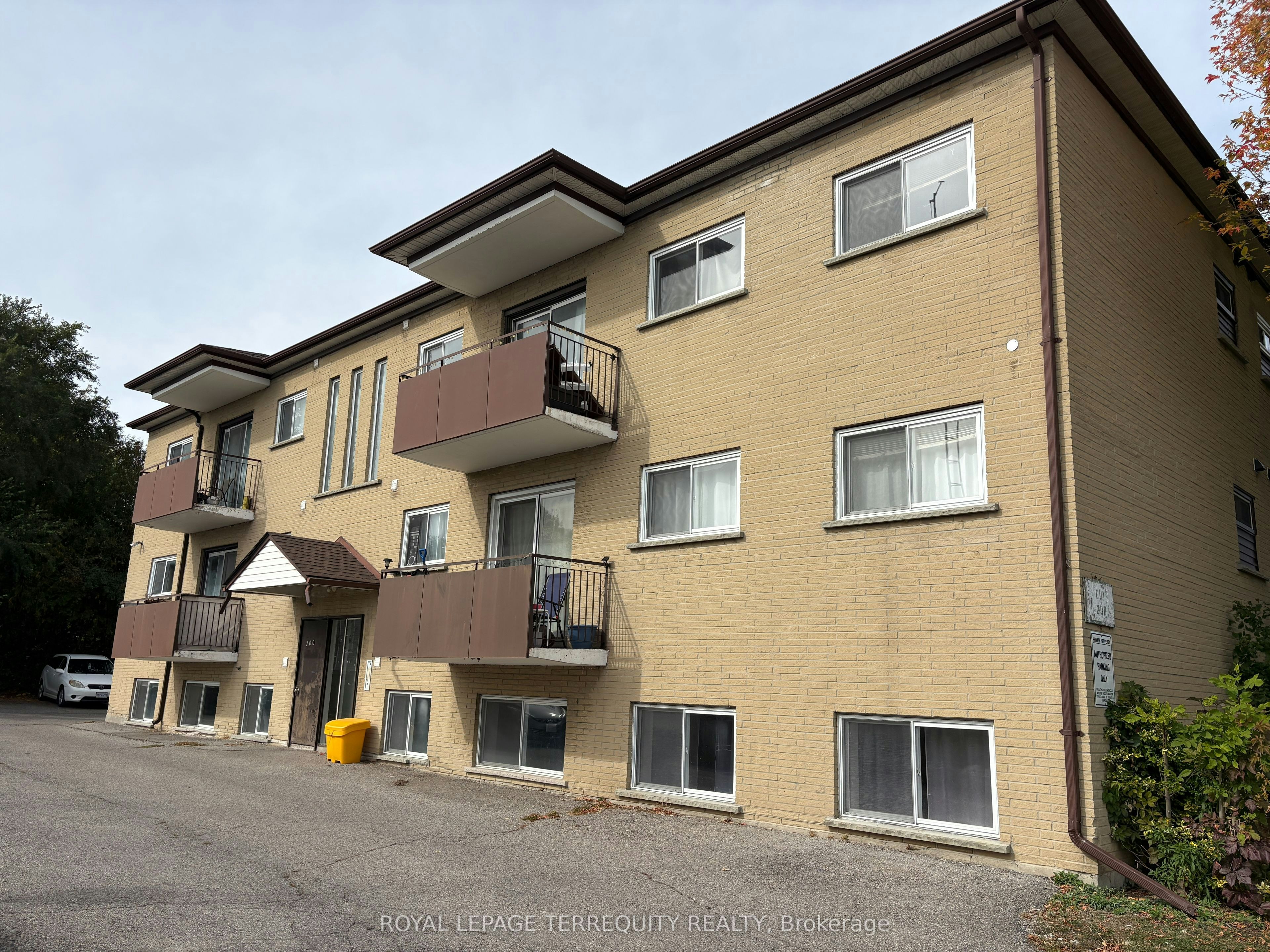 302-200 Park Road N, Oshawa, ON, L1J 4L8