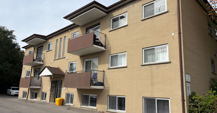 302-200 Park Road N, Oshawa, ON, L1J 4L8
