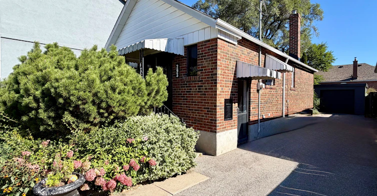 Lower-293 Glebemount Avenue, Toronto, ON, M4C 3V4 - 2