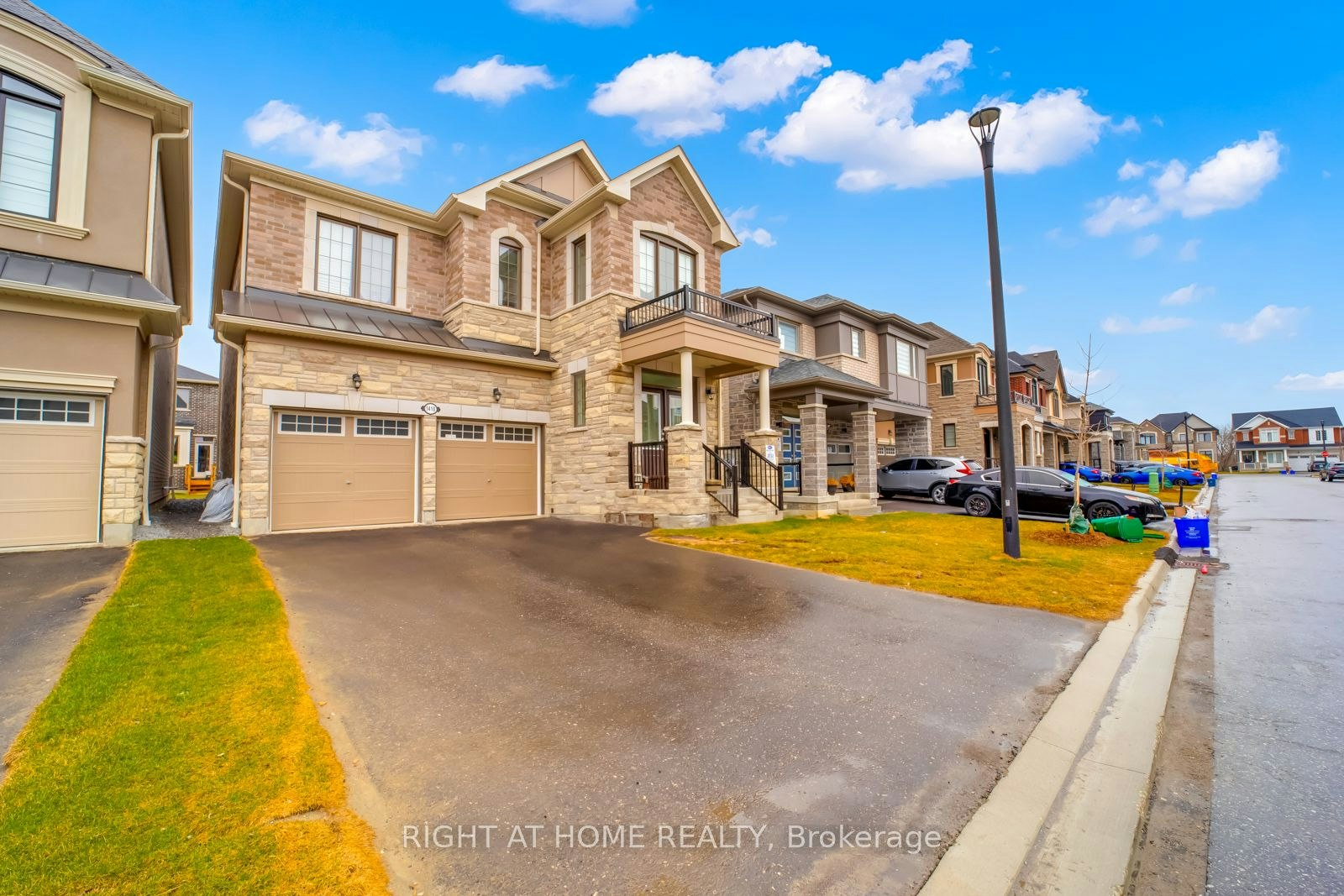1410 Swallowtail Lane, Pickering, ON, L0H 1J0 - 2